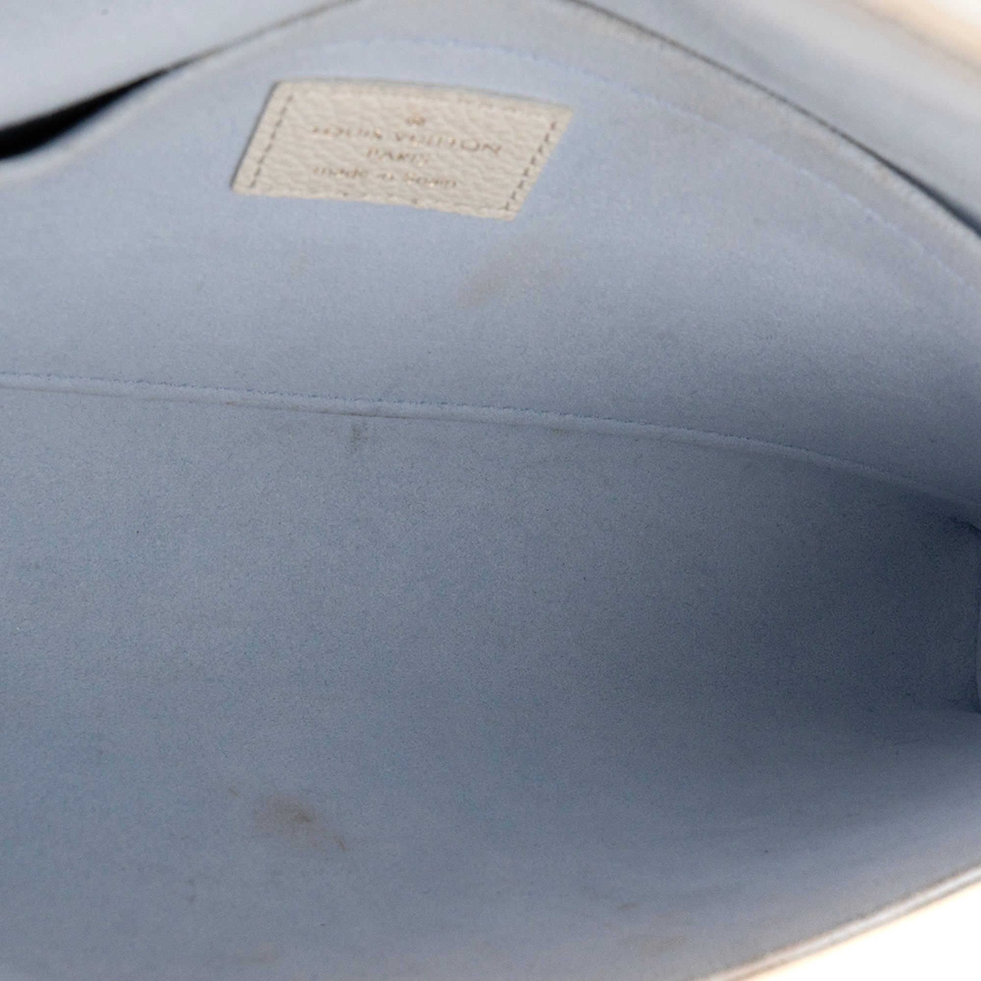 LOUIS VUITTON - Pochette Félicie Louis Vuitton en cuir empreinte blanc et bleu clair