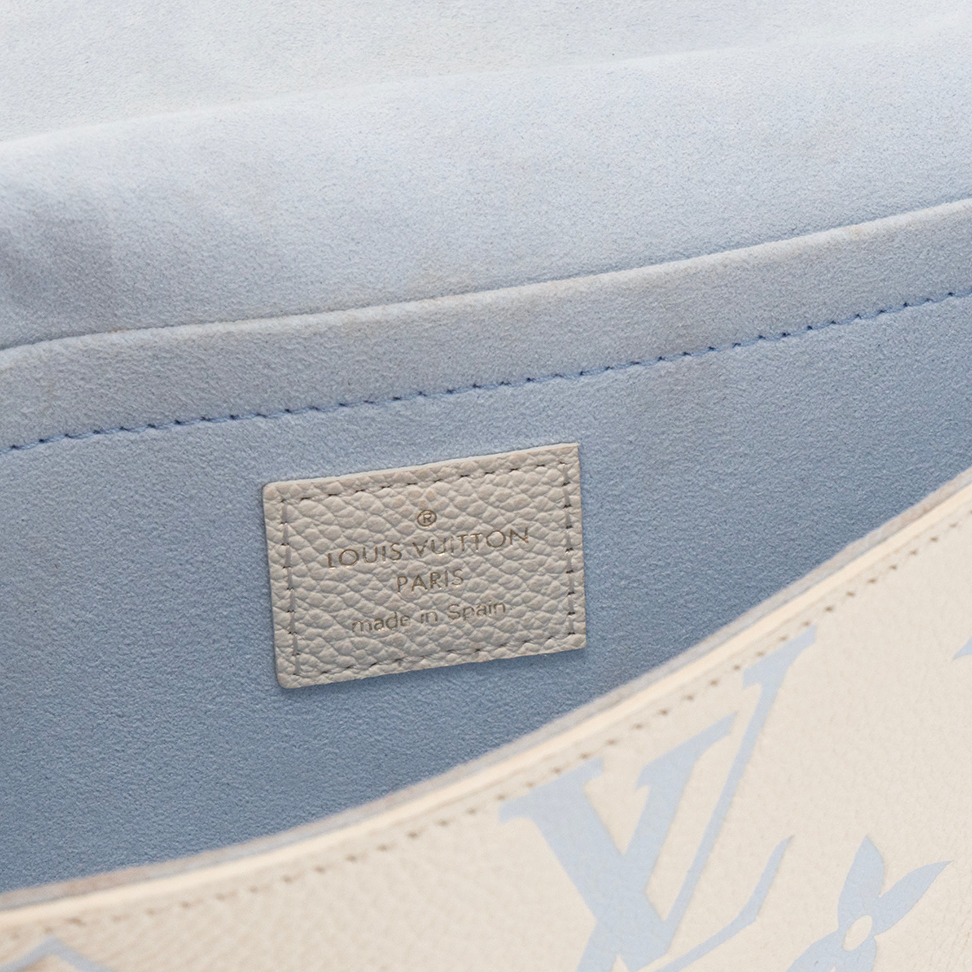 LOUIS VUITTON - Pochette Félicie Louis Vuitton en cuir empreinte blanc et bleu clair