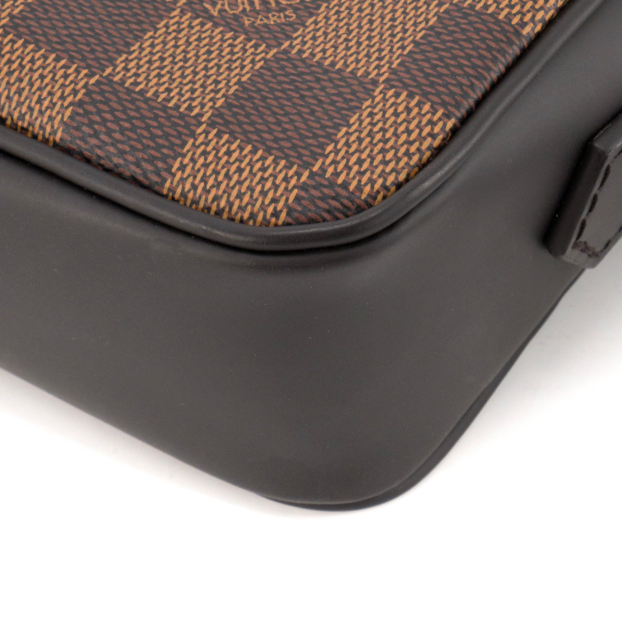 LOUIS VUITTON - Pochette Kasaï Louis Vuitton en toile damier ébène et cuir noir