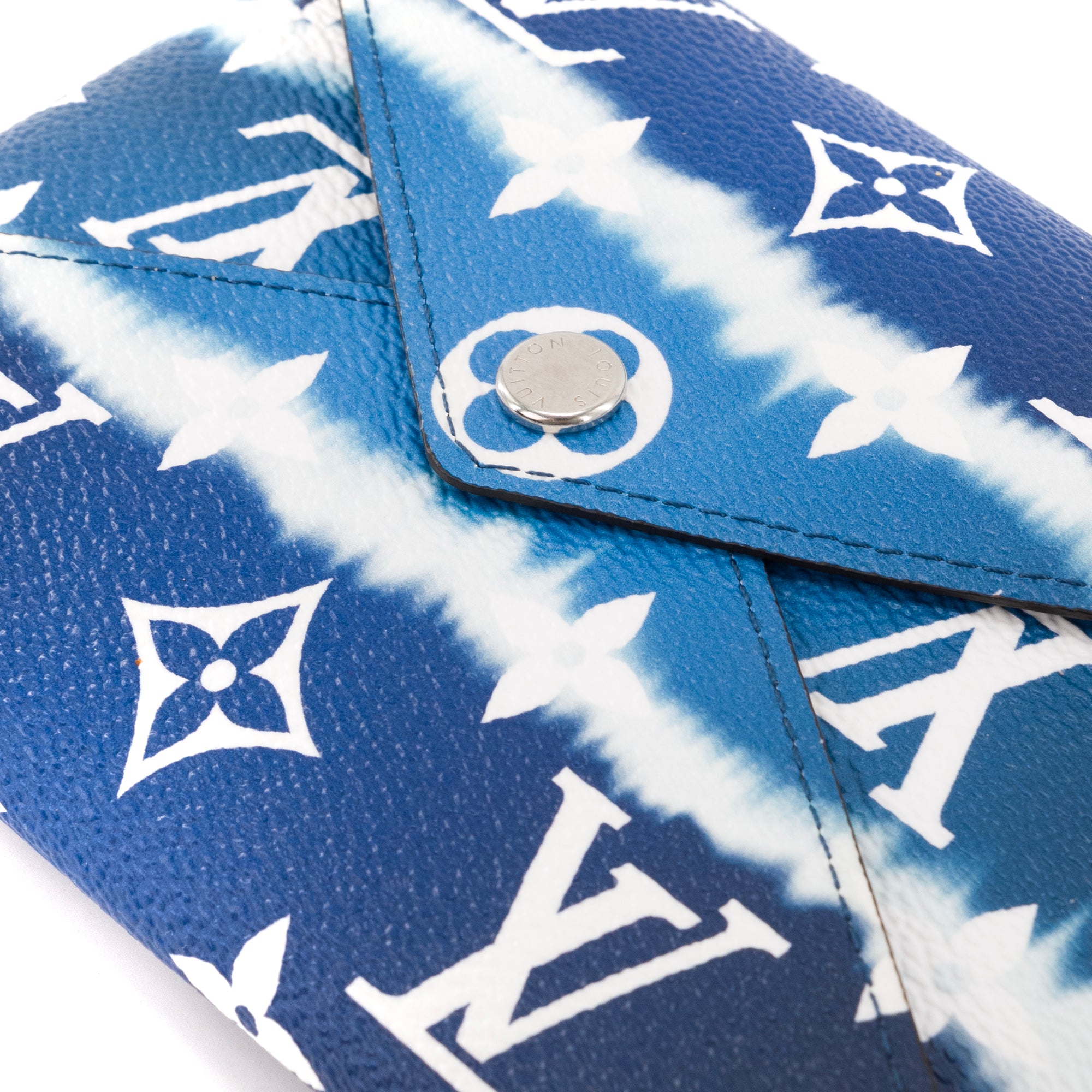 LOUIS VUITTON - Pochette Kirigami MM Escale Louis Vuitton en toile enduite monogrammée bleue