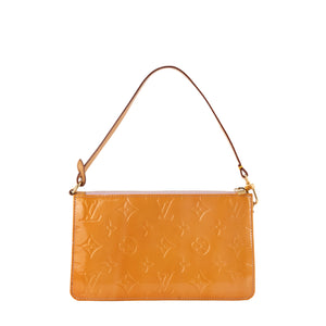 LOUIS VUITTON - Pochette Lexington Louis Vuitton en cuir verni orange