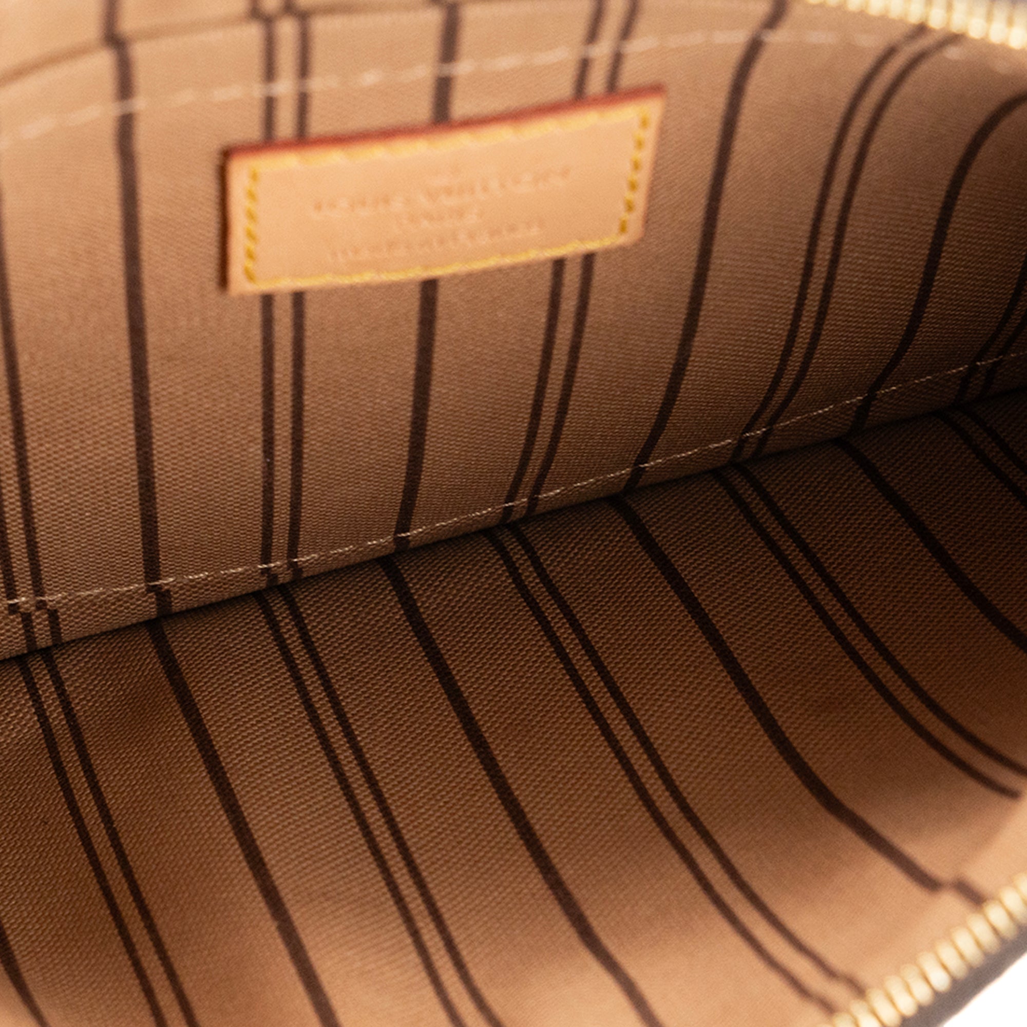 LOUIS VUITTON - Pochette Neverfull Louis Vuitton en toile enduite monogrammée