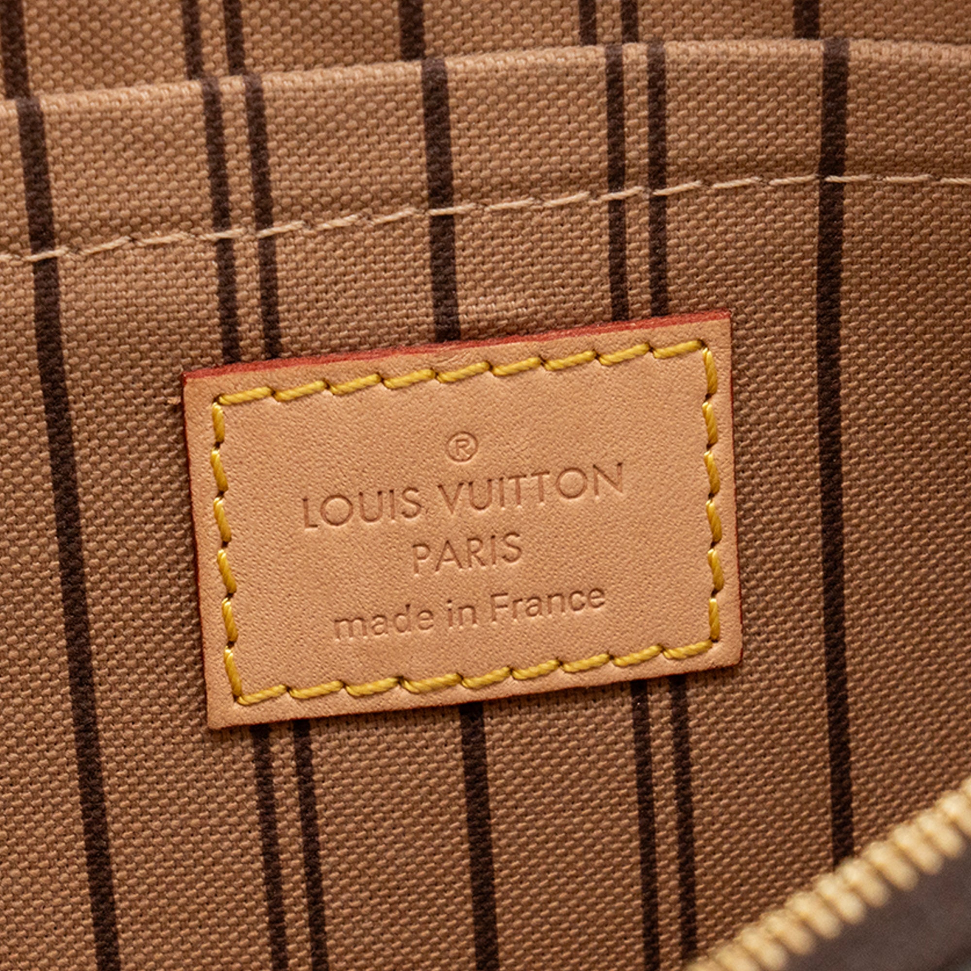 LOUIS VUITTON - Pochette Neverfull Louis Vuitton en toile enduite monogrammée