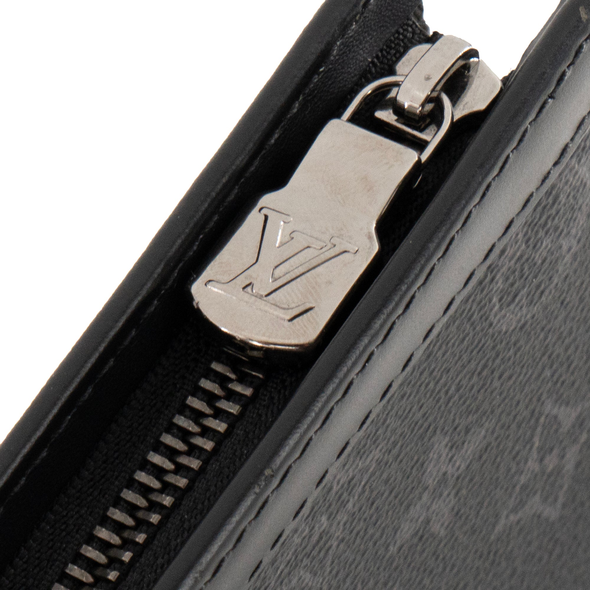 LOUIS VUITTON - Pochette Voyage MM Louis Vuitton en toile enduite monogrammée éclipse