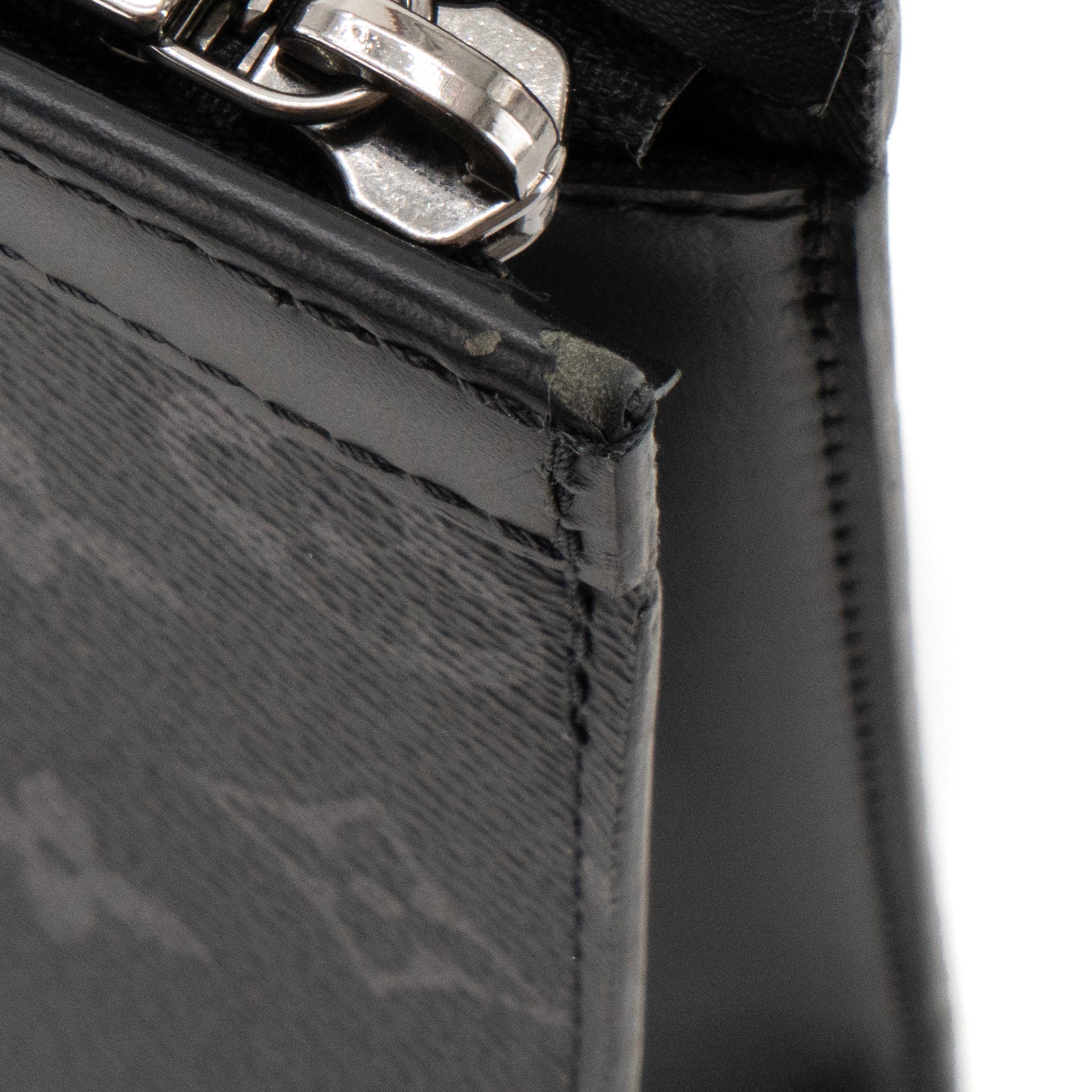LOUIS VUITTON - Pochette Voyage MM Louis Vuitton en toile enduite monogrammée éclipse