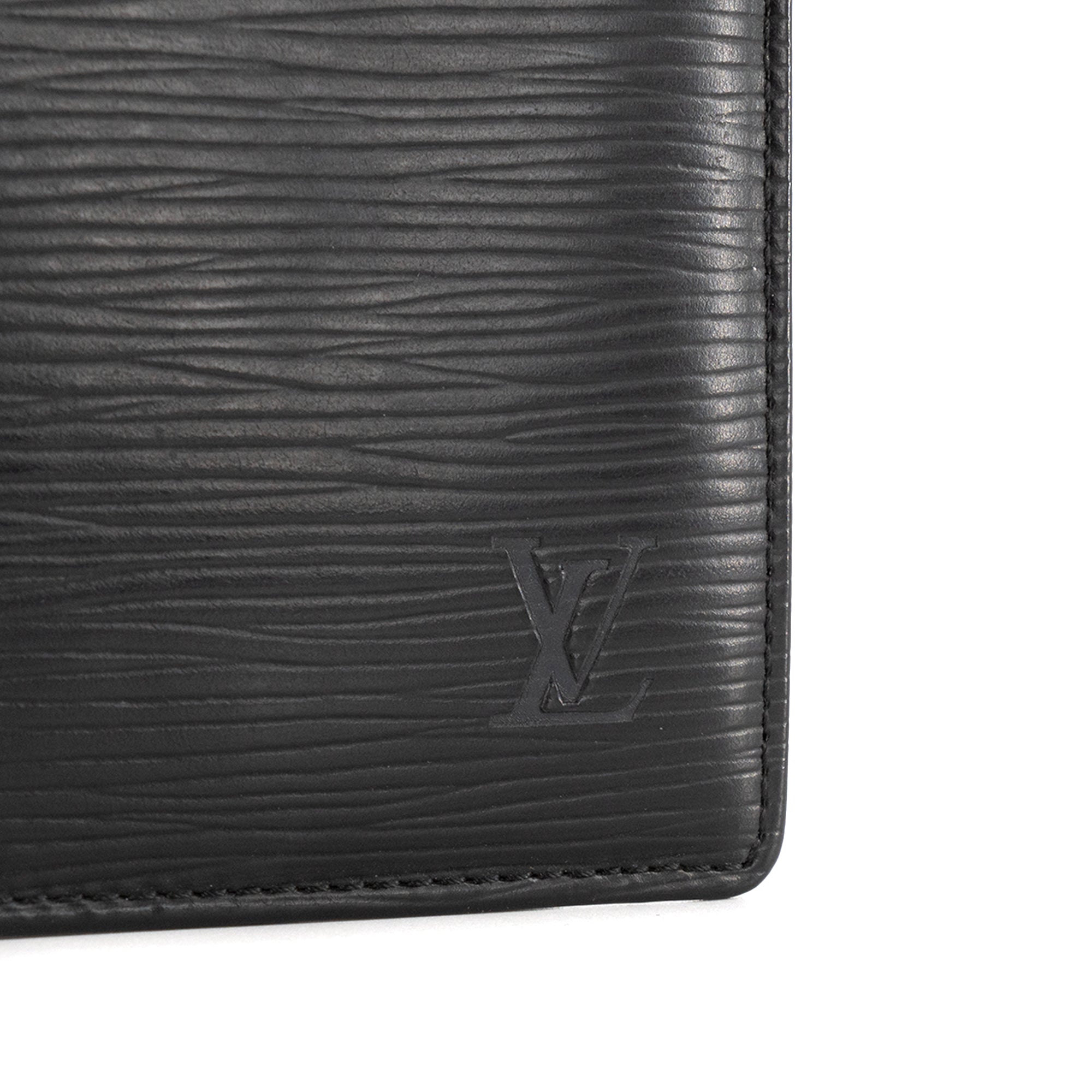 LOUIS VUITTON - Porte chéquier Louis Vuitton en cuir épi noir vintage