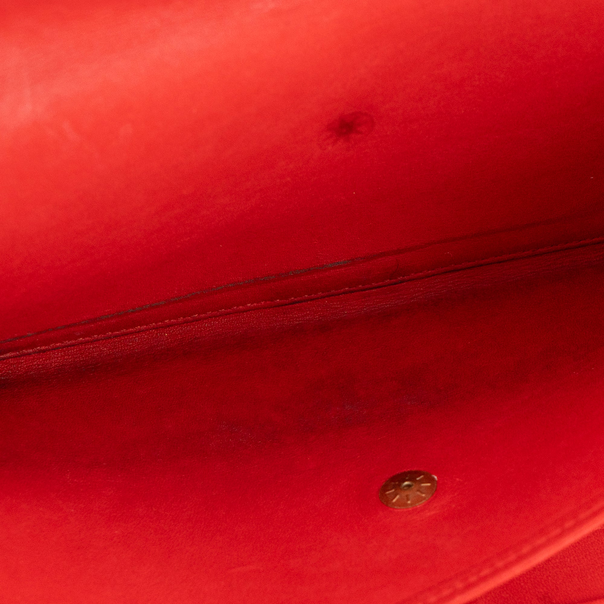 LOUIS VUITTON - Portefeuille Sarah Louis Vuitton en cuir empreinte verni rouge vintage