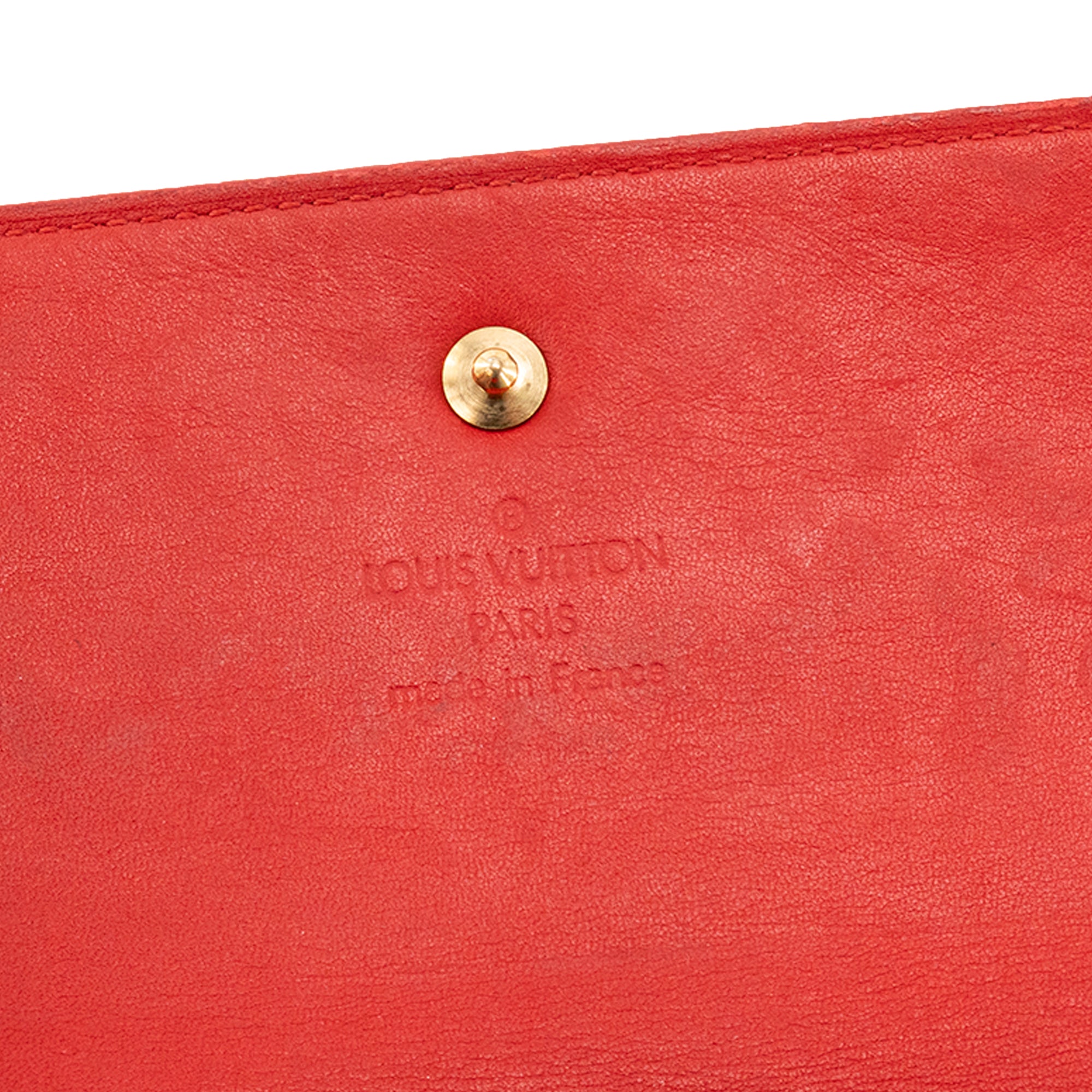 LOUIS VUITTON - Portefeuille Sarah Louis Vuitton en cuir empreinte verni rouge vintage