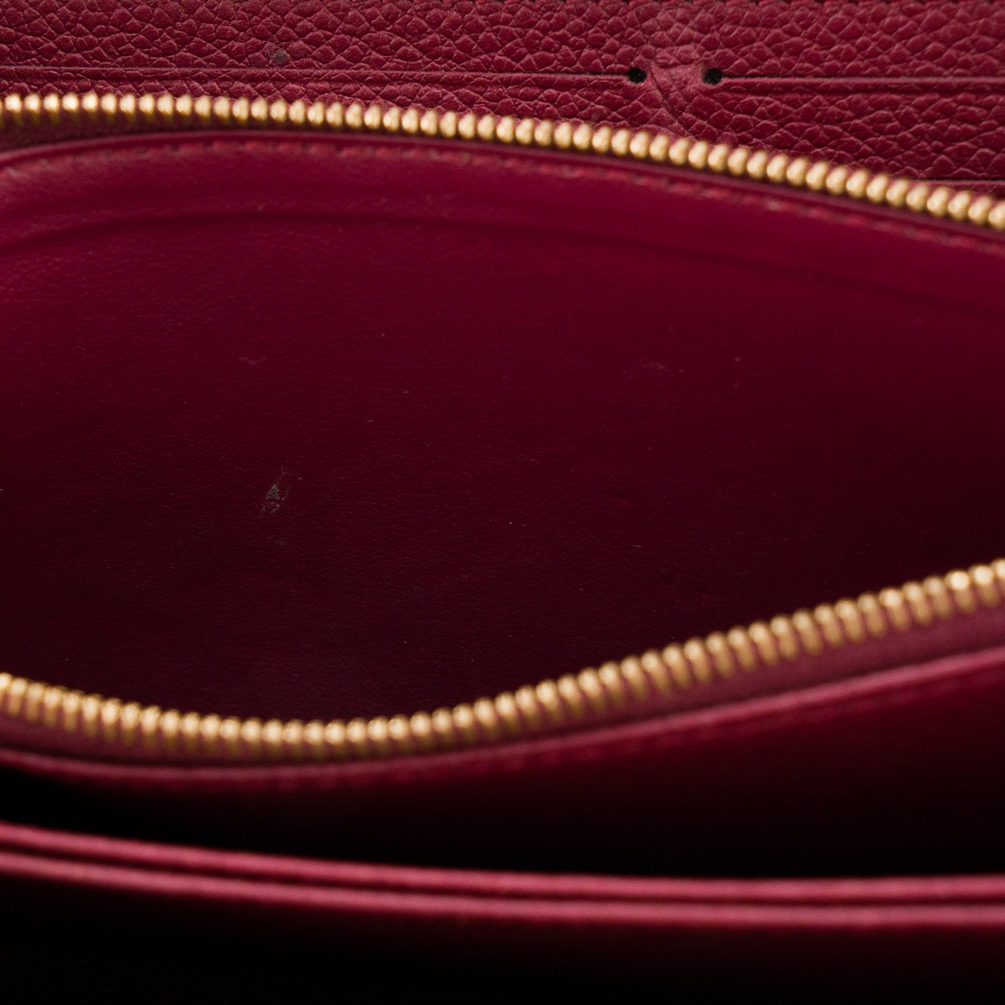 LOUIS VUITTON - Portefeuille Zippy Louis Vuitton en cuir empreinte bordeaux