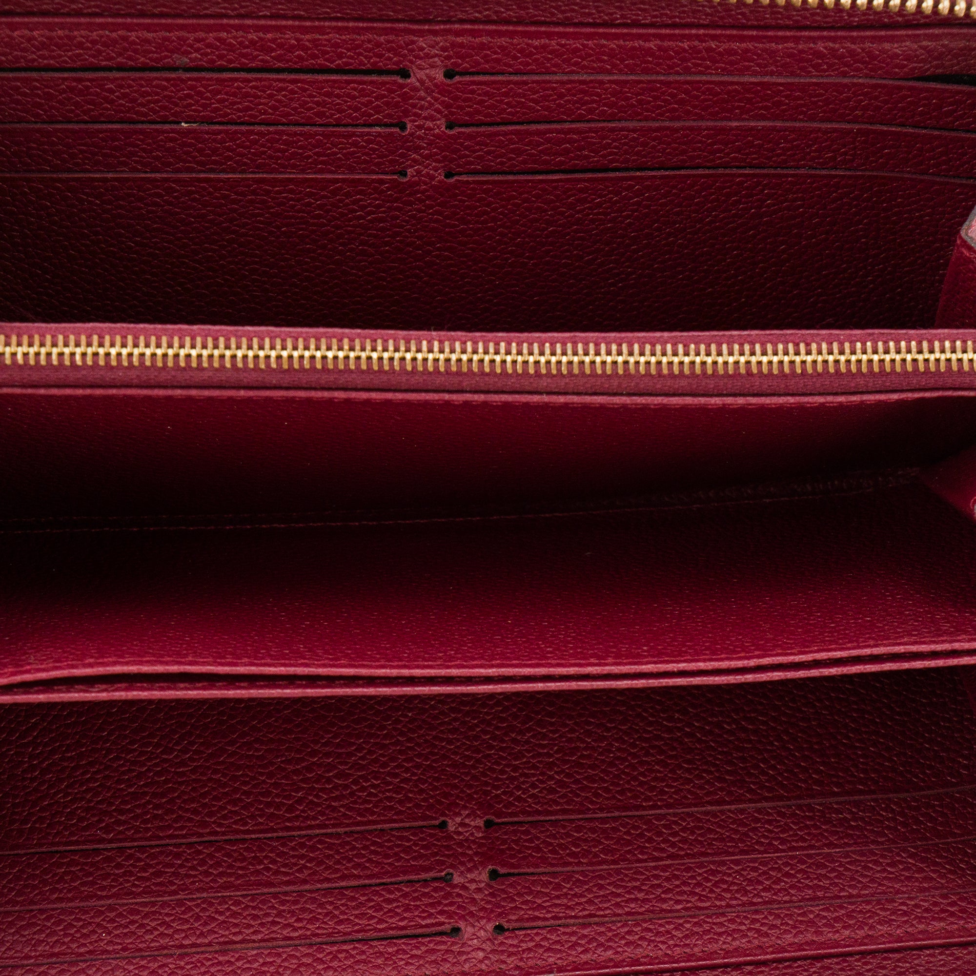 LOUIS VUITTON - Portefeuille Zippy Louis Vuitton en cuir empreinte bordeaux