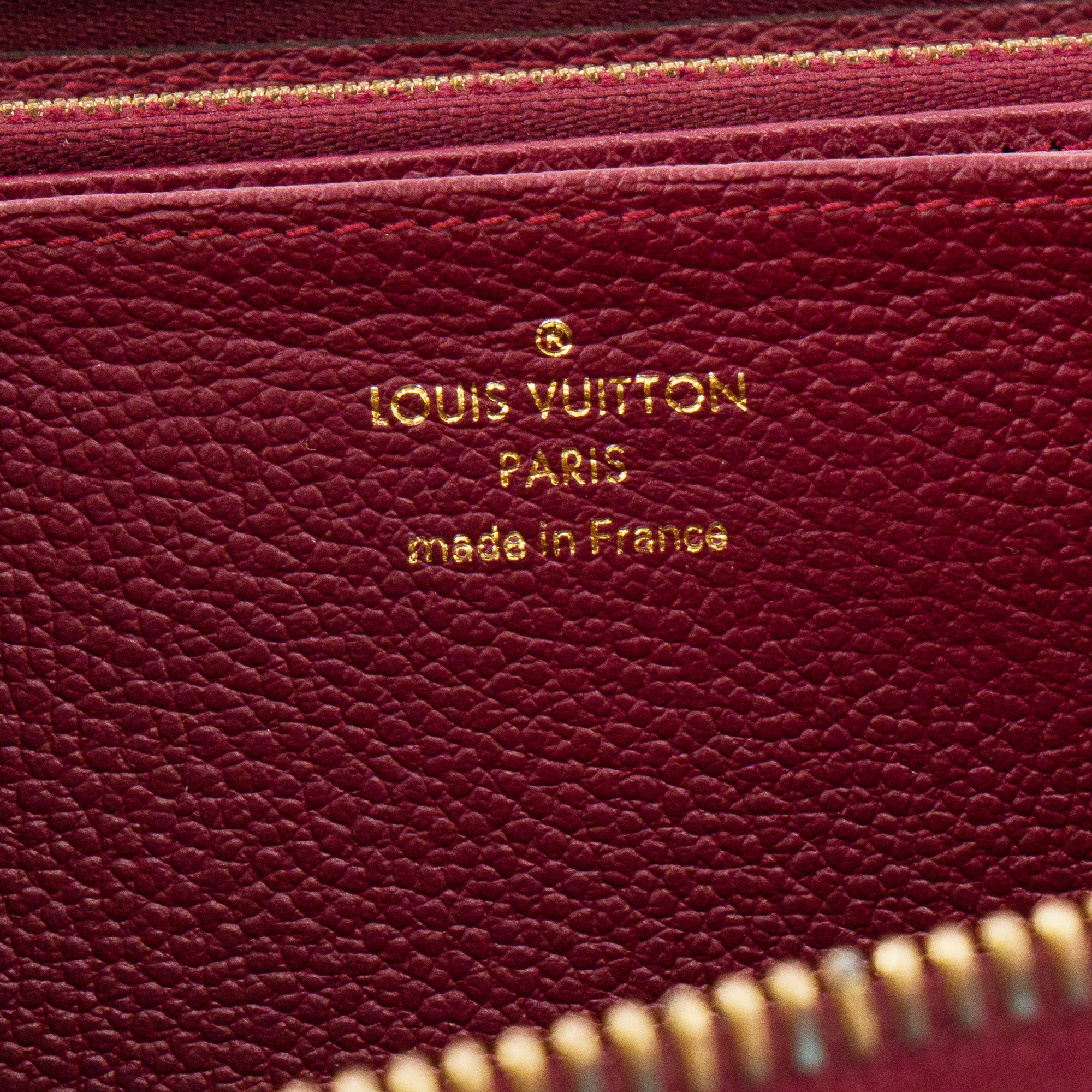 LOUIS VUITTON - Portefeuille Zippy Louis Vuitton en cuir empreinte bordeaux