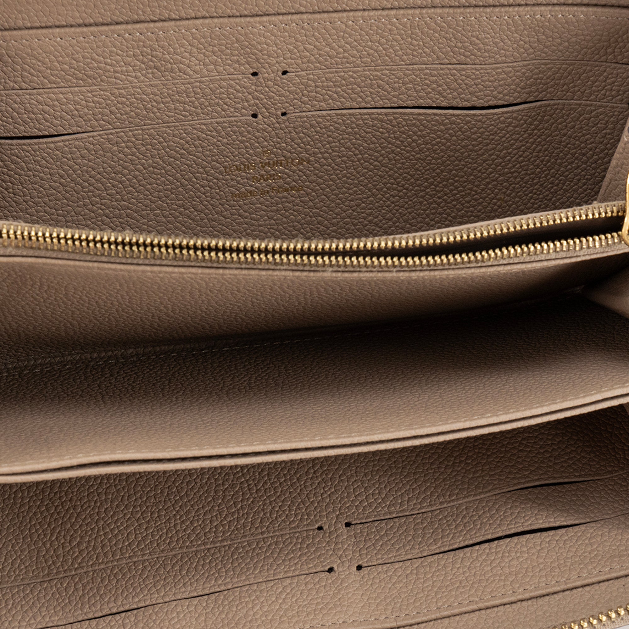 LOUIS VUITTON - Portefeuille Zippy Louis Vuitton en cuir empreinte taupe