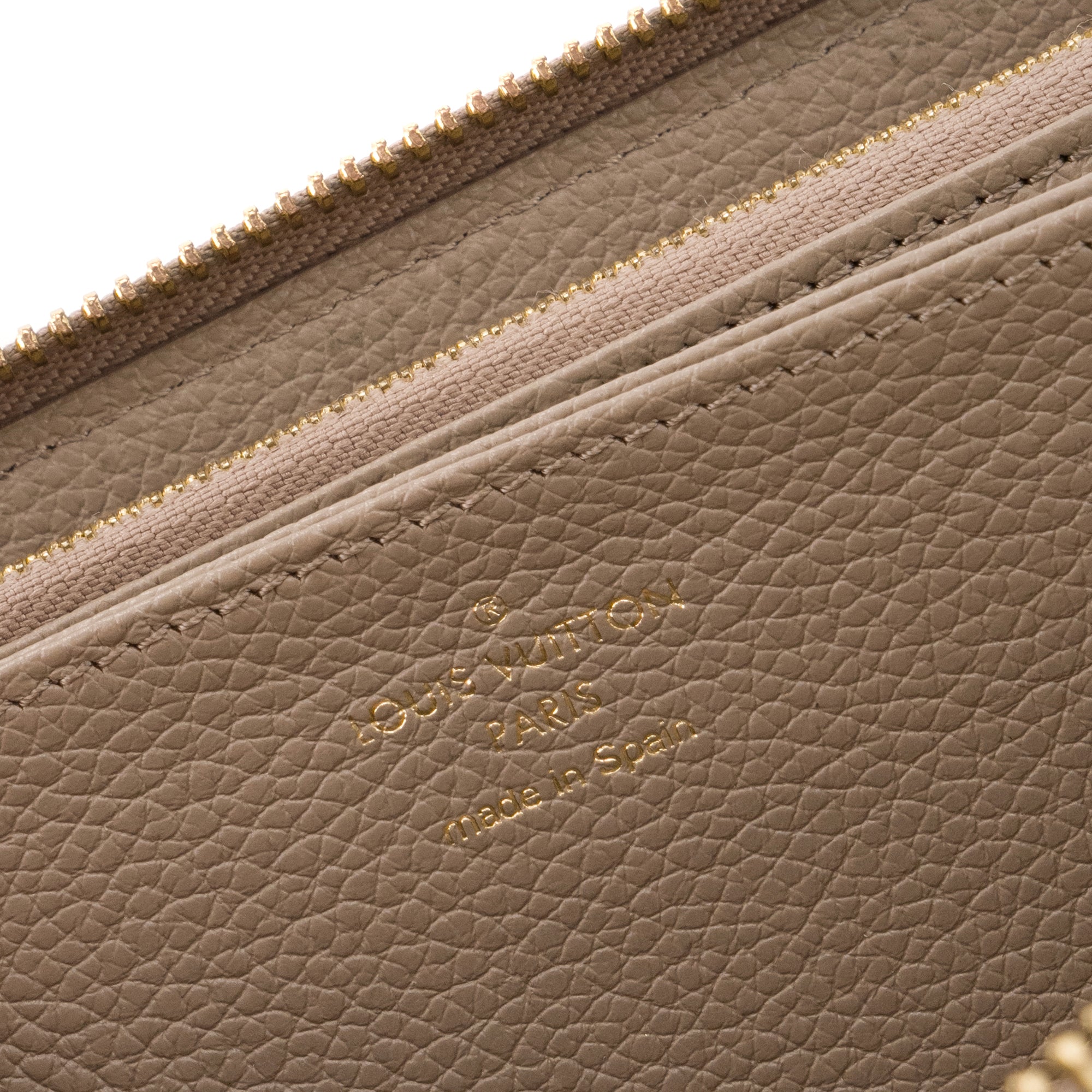 LOUIS VUITTON - Portefeuille Zippy Louis Vuitton en cuir empreinte taupe