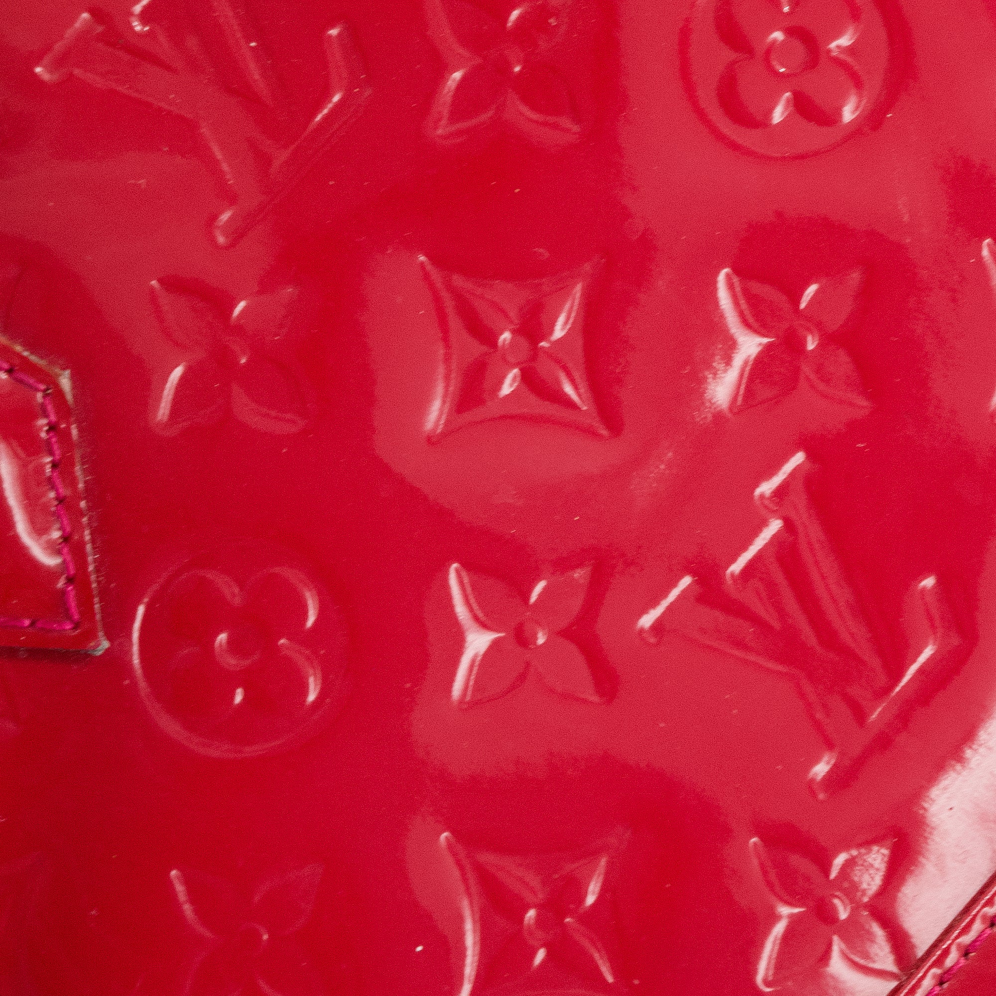 LOUIS VUITTON - Sac à bandoulière Alma BB Louis Vuitton en cuir verni framboise