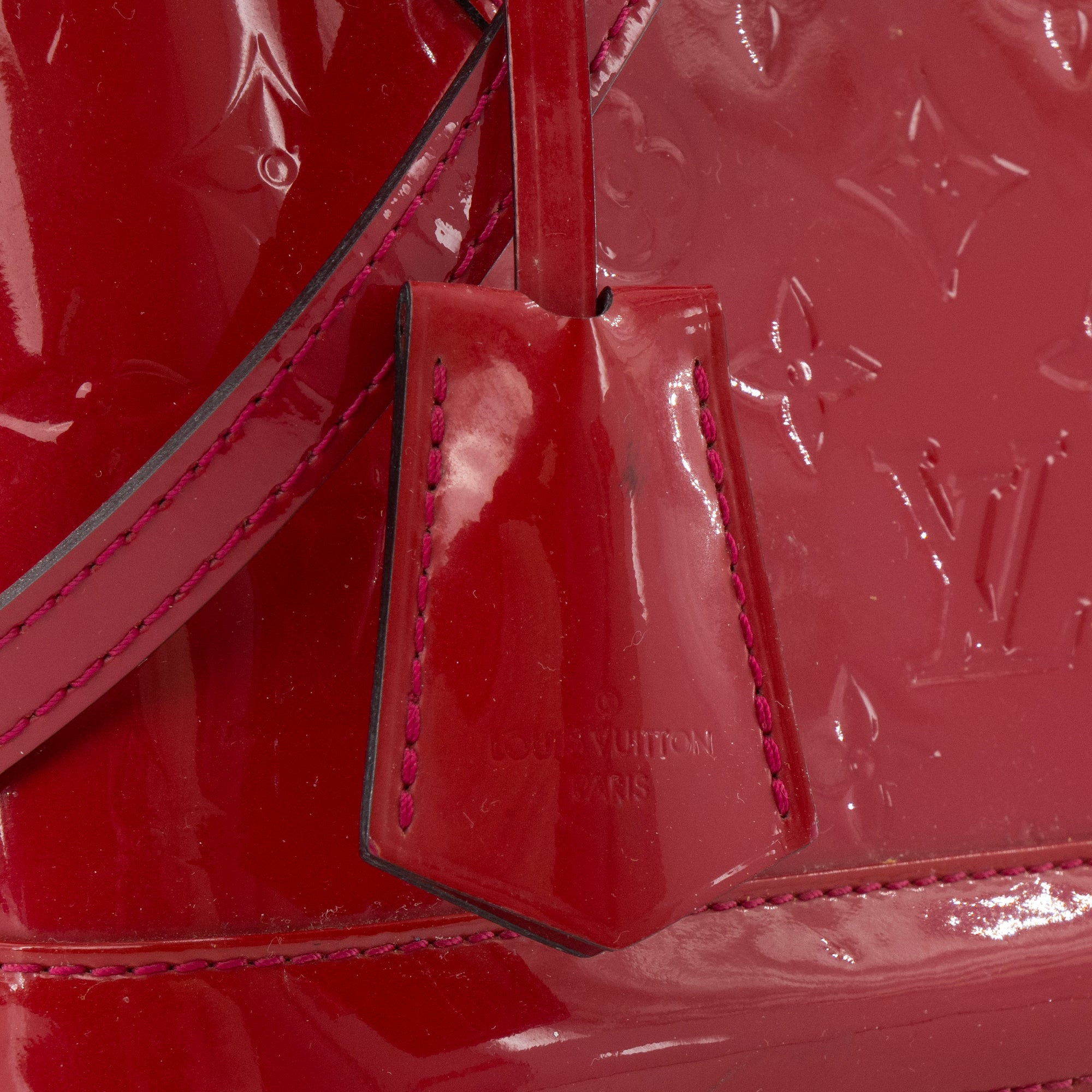 LOUIS VUITTON - Sac à bandoulière Alma BB Louis Vuitton en cuir verni framboise