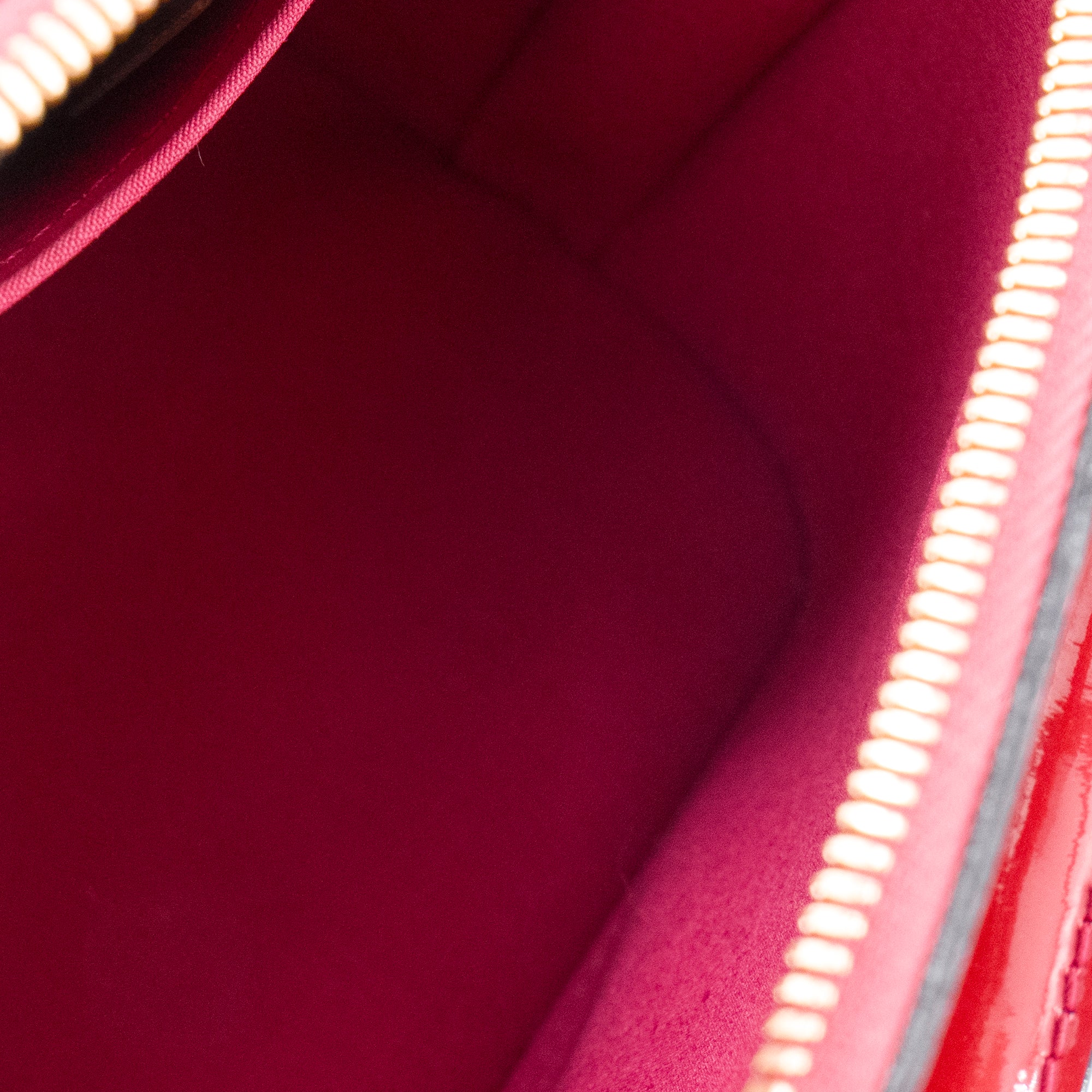 LOUIS VUITTON - Sac à bandoulière Alma BB Louis Vuitton en cuir verni framboise