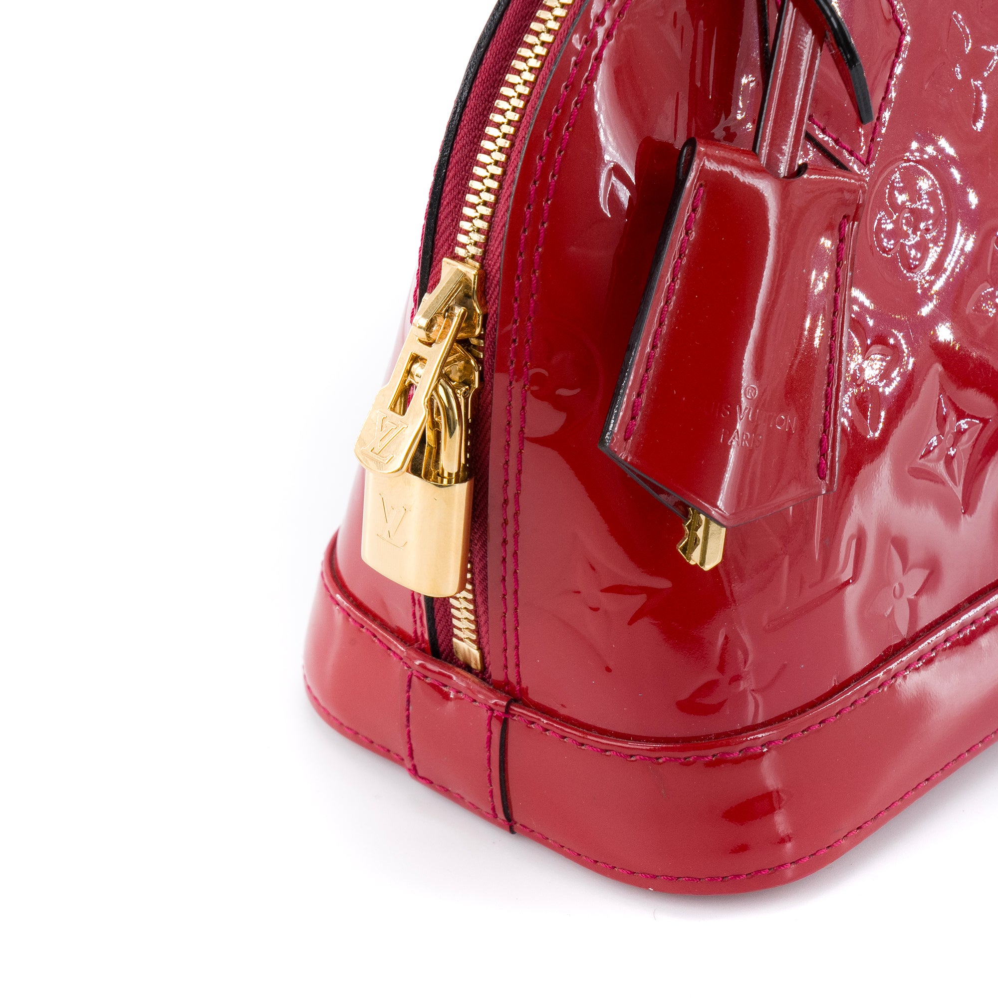 LOUIS VUITTON - Sac à bandoulière Alma BB Louis Vuitton en cuir verni framboise