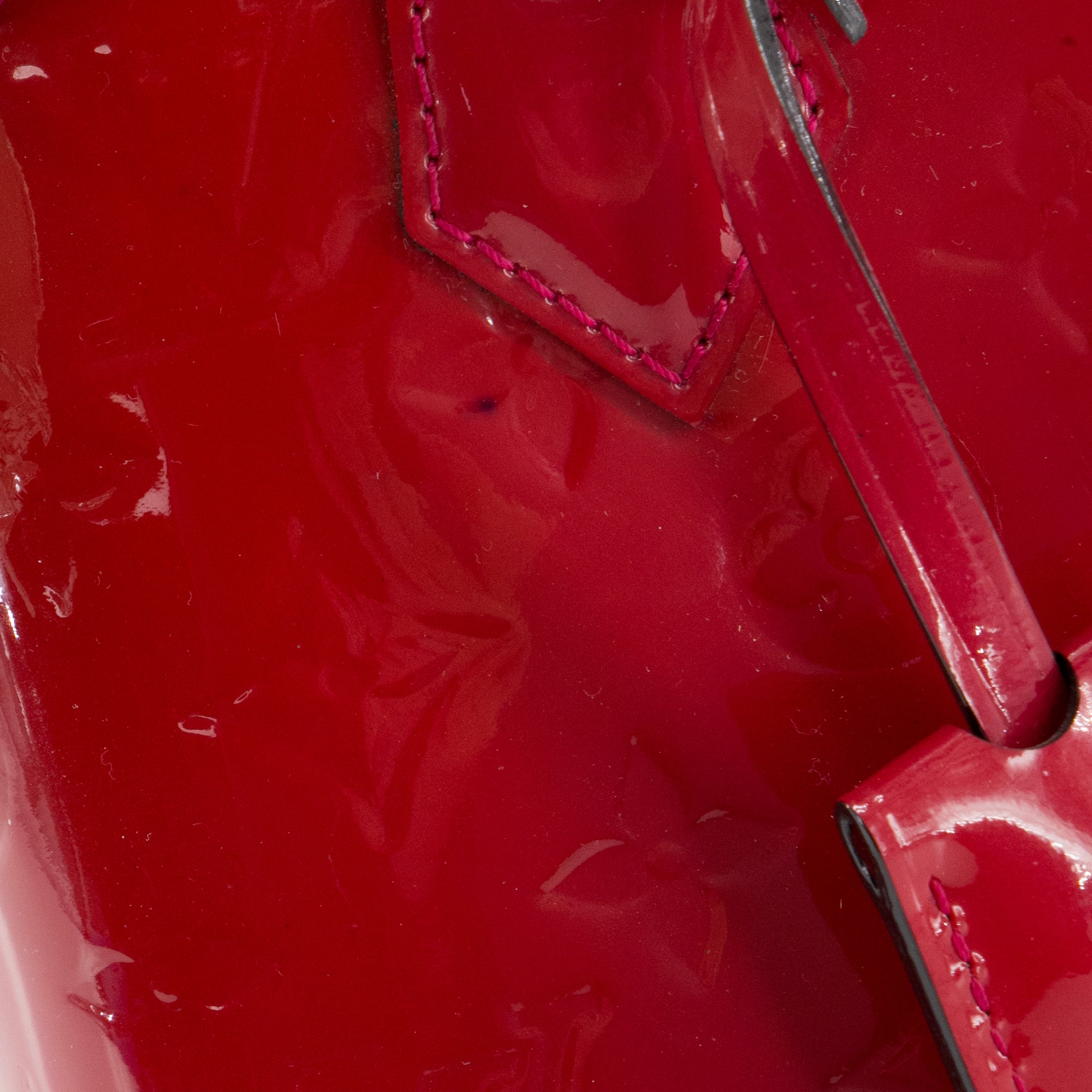 LOUIS VUITTON - Sac à bandoulière Alma BB Louis Vuitton en cuir verni rouge