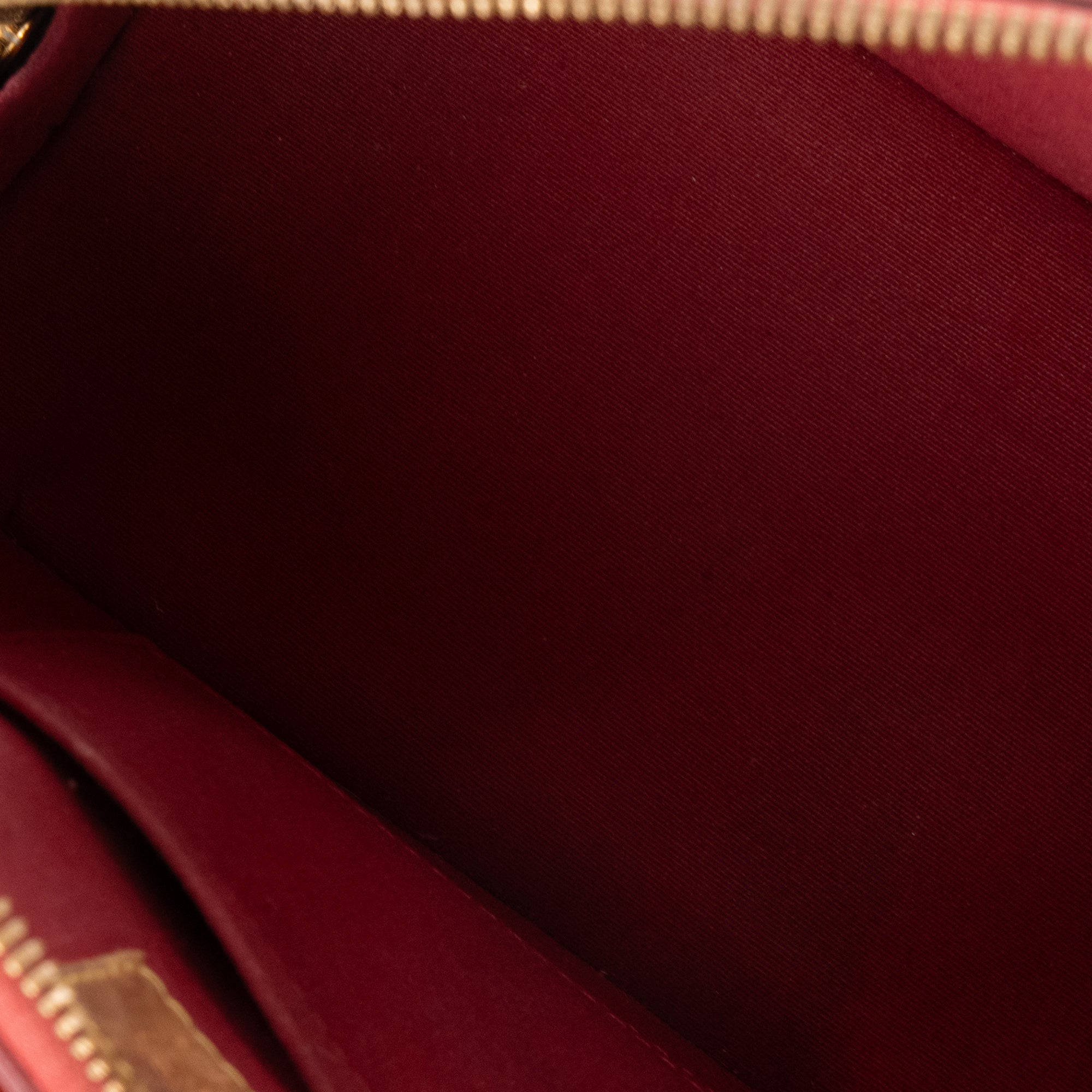 LOUIS VUITTON - Sac à bandoulière Alma BB Louis Vuitton en cuir verni rouge irisé