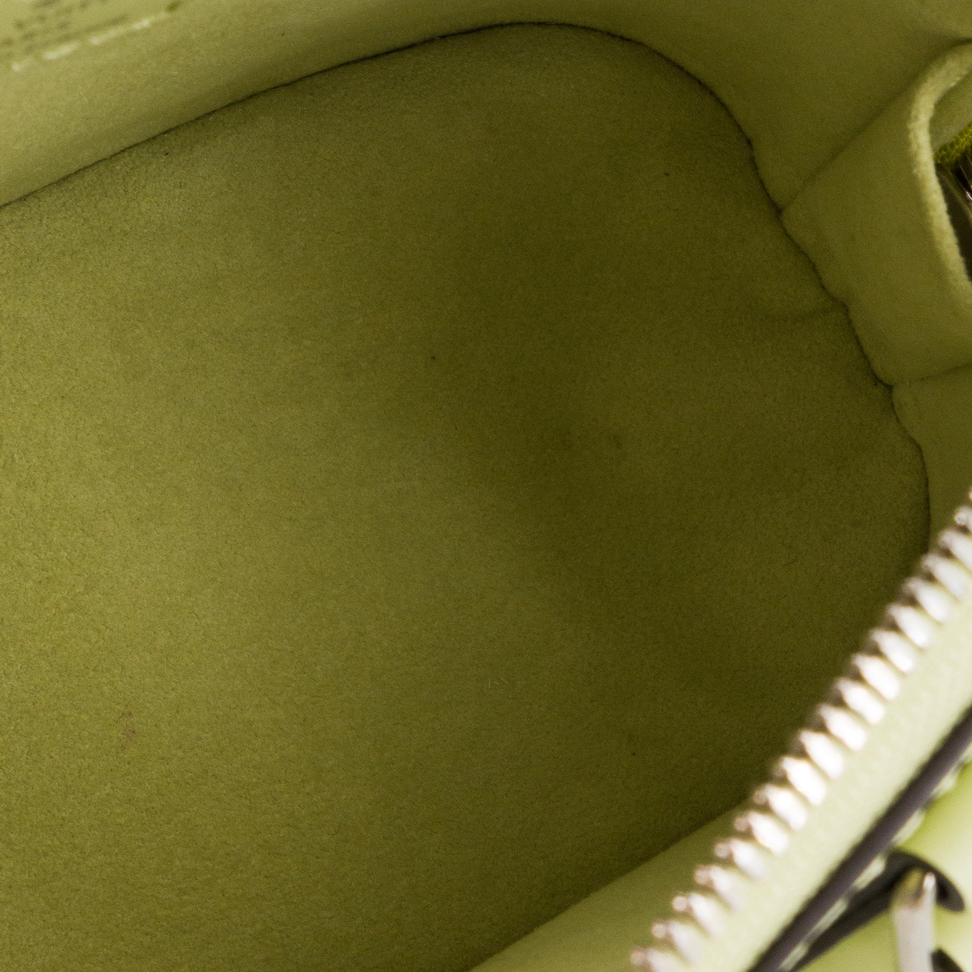 LOUIS VUITTON - Sac à bandoulière Alma nano Louis Vuitton en cuir épi vert pastel