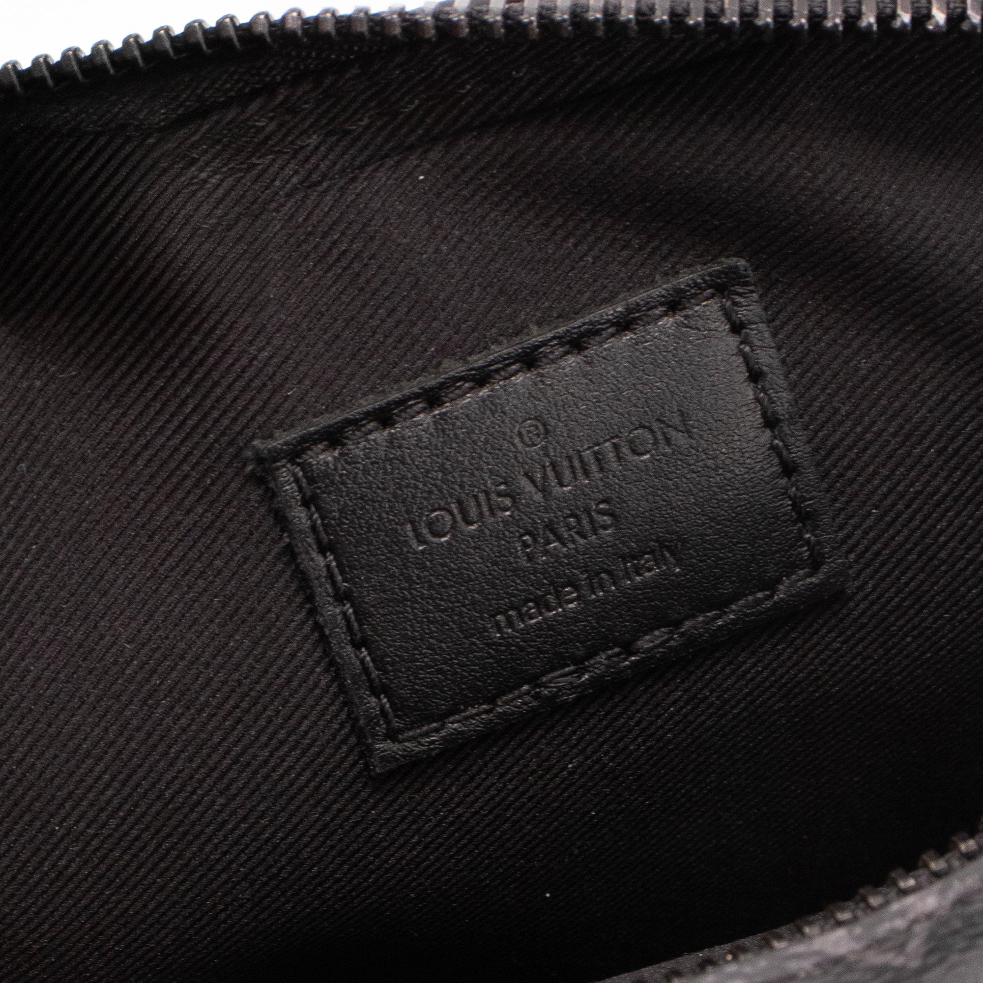 LOUIS VUITTON - Sac à bandoulière Alpha Wearable Louis Vuitton en toile enduite monogrammée eclipse