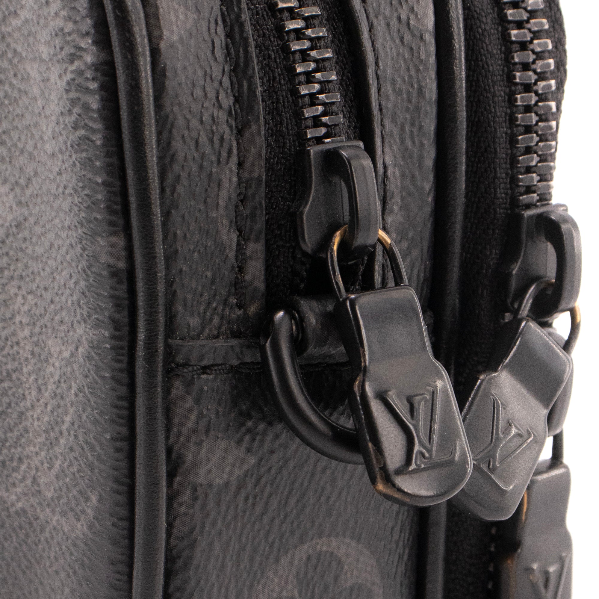 LOUIS VUITTON - Sac à bandoulière Alpha Wearable Louis Vuitton en toile enduite monogrammée eclipse