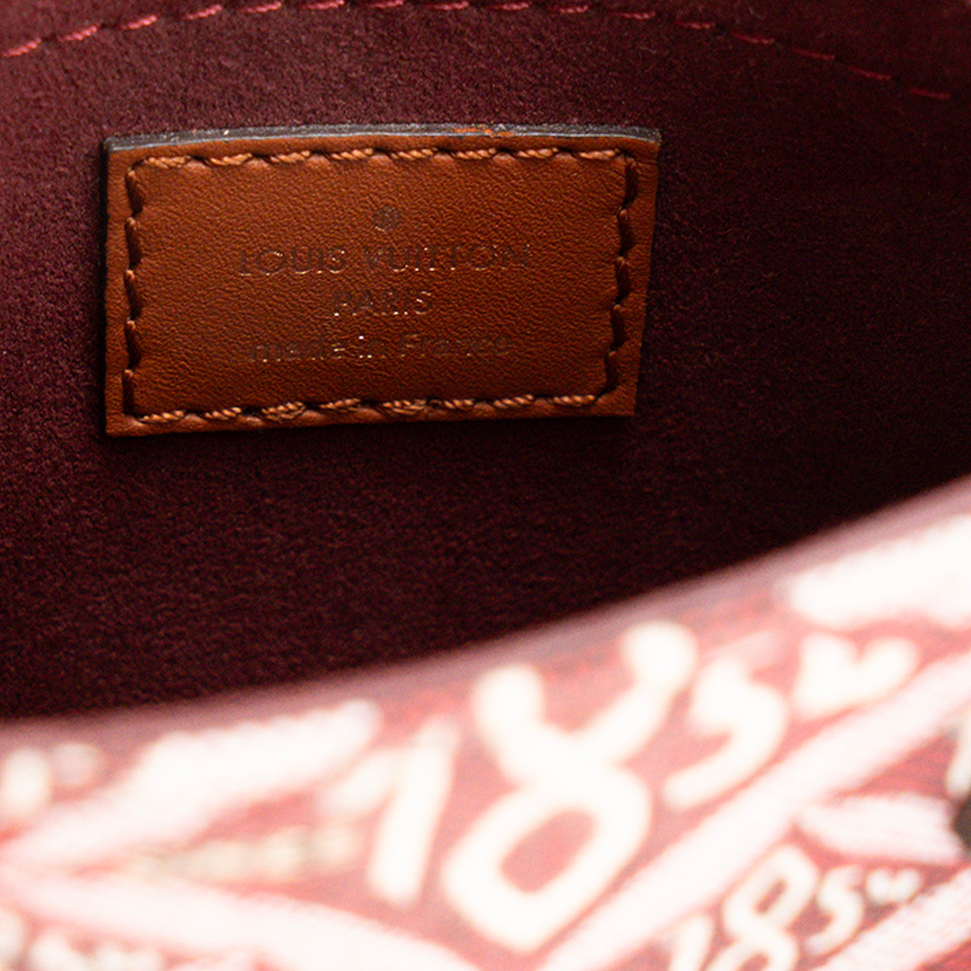 LOUIS VUITTON - Sac à bandoulière Cabas Plat Since 1854 PM Louis Vuitton en toile jacquard bordeaux et beige édition limitée