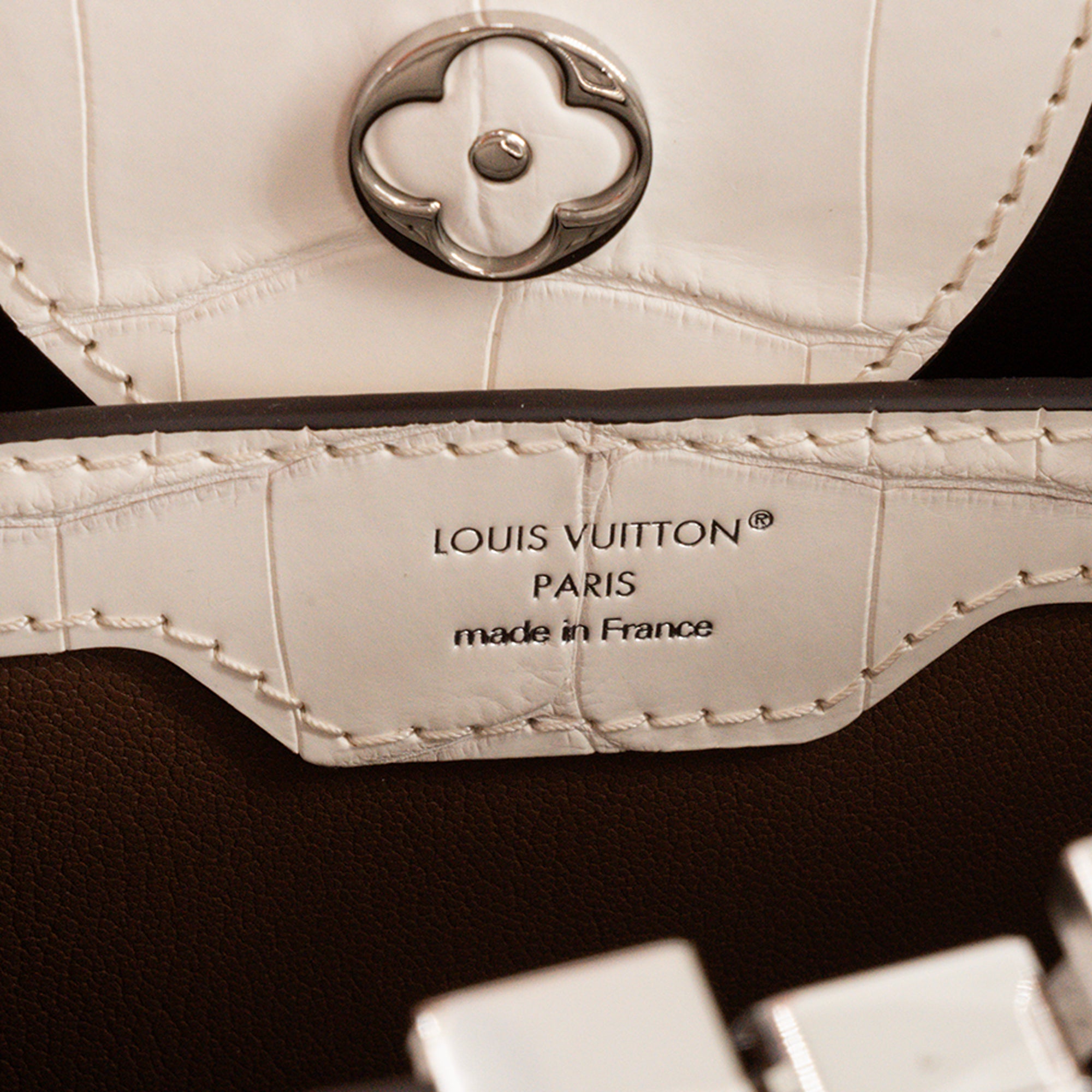 LOUIS VUITTON - Sac à bandoulière Capucines BB Himalaya Louis Vuitton en cuir exotique crocodile niloticus blanc et gris