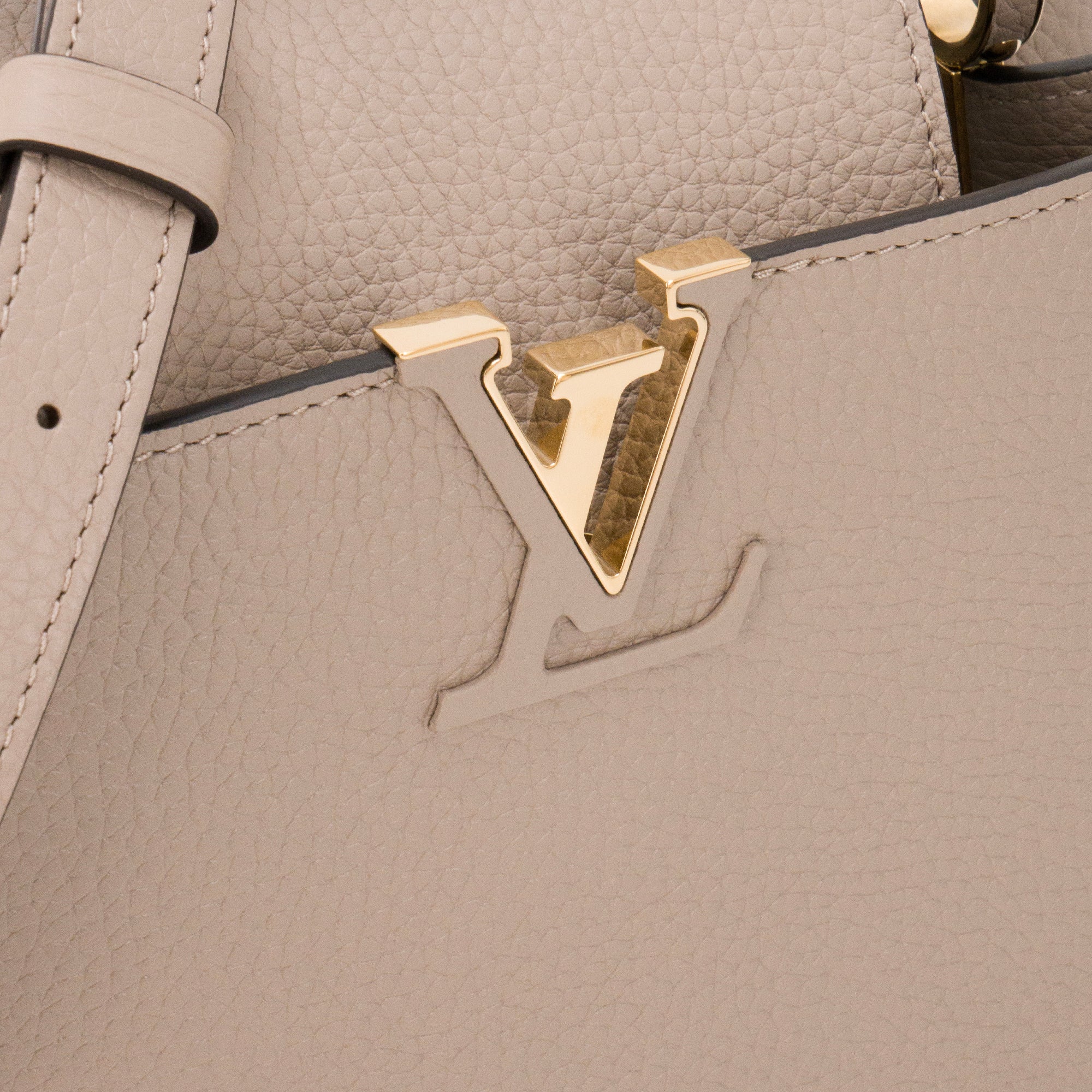 LOUIS VUITTON - Sac à bandoulière Capucines BB Louis Vuitton en cuir grainé taupe
