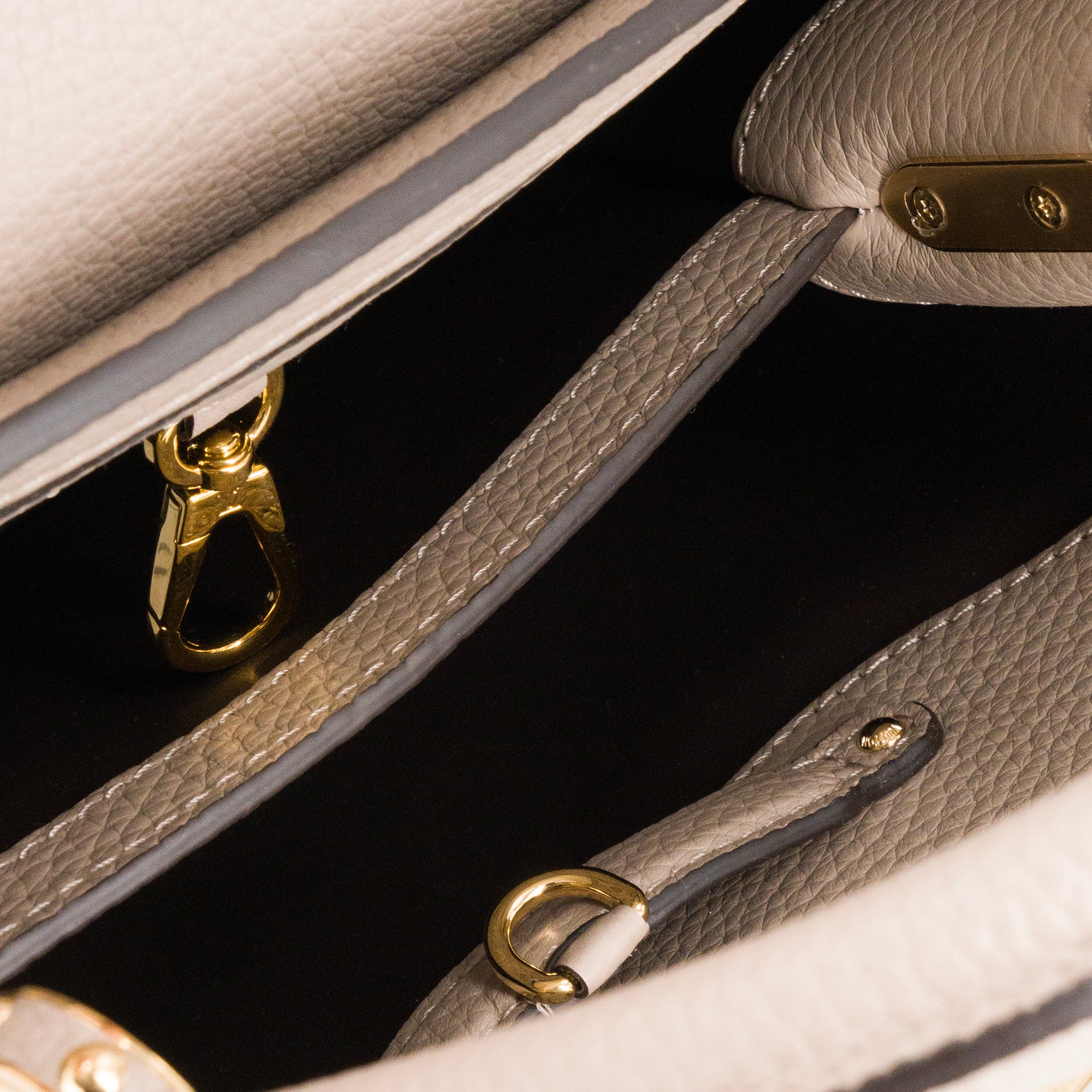 LOUIS VUITTON - Sac à bandoulière Capucines BB Louis Vuitton en cuir grainé taupe