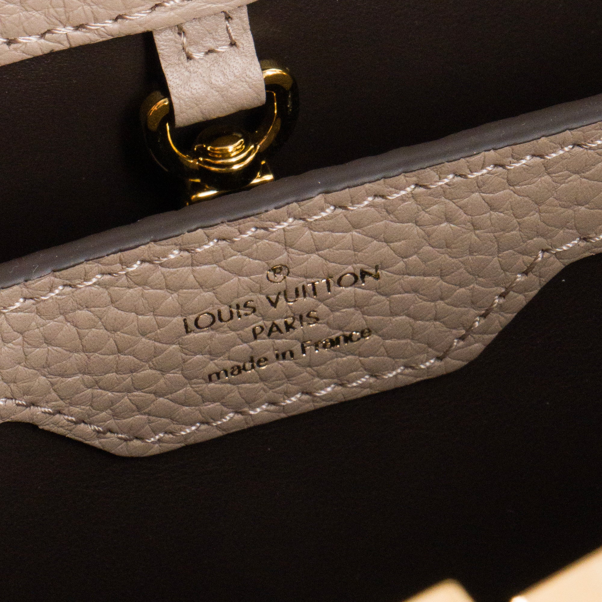 LOUIS VUITTON - Sac à bandoulière Capucines BB Louis Vuitton en cuir grainé taupe