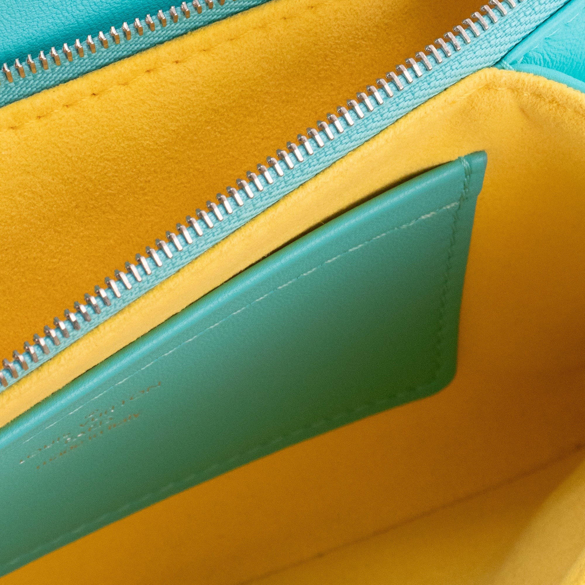 LOUIS VUITTON - Sac à bandoulière Coussin Louis Vuitton en cuir bleu et jaune
