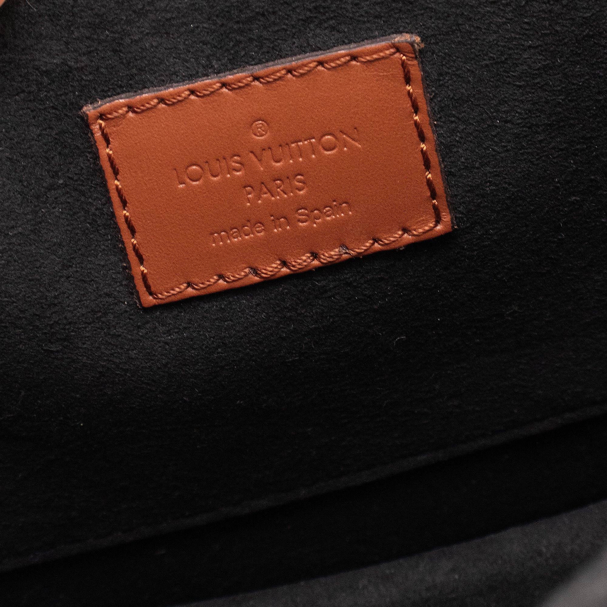 LOUIS VUITTON - Sac à bandoulière Dauphine MM Louis Vuitton en toile enduite monogrammée et cuir