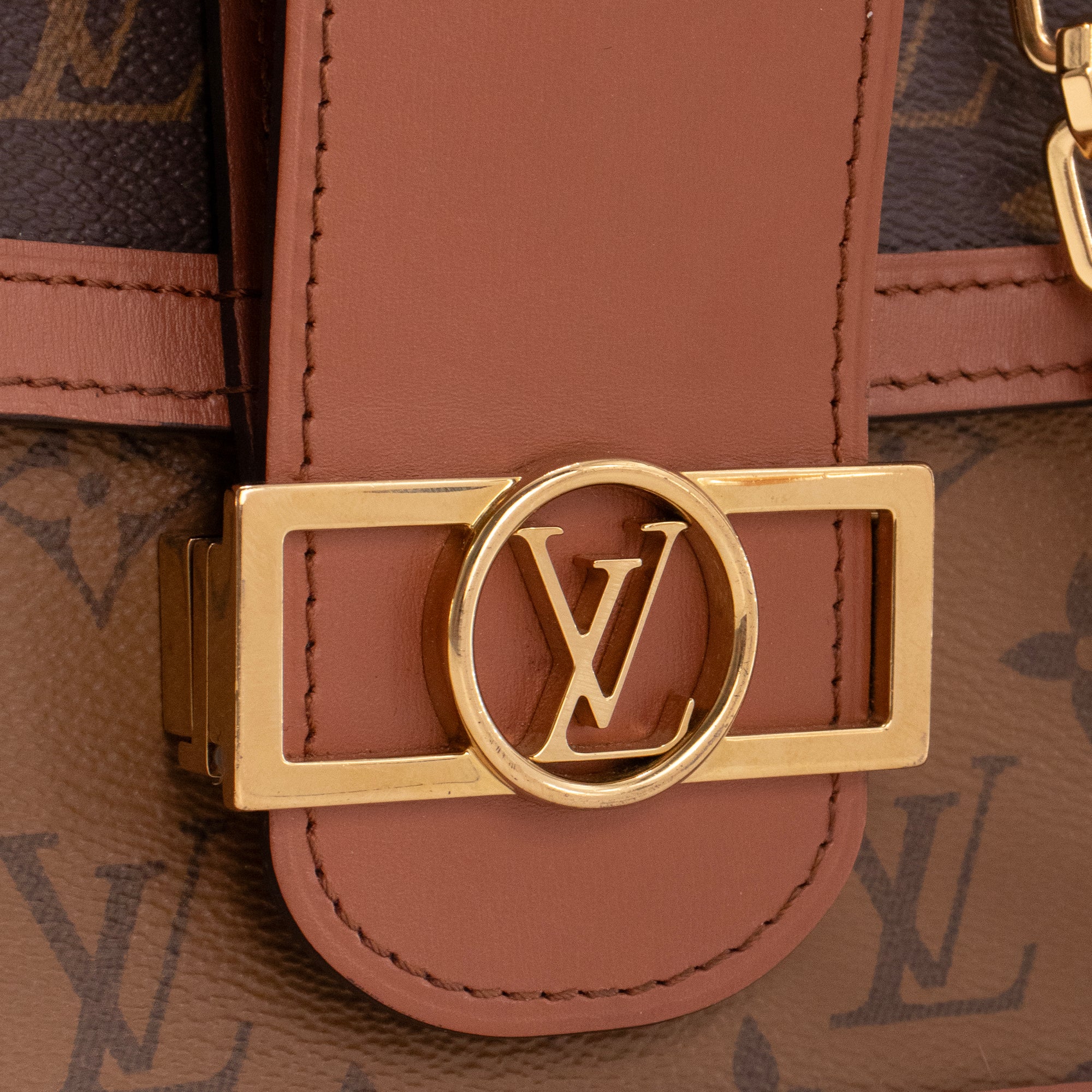 LOUIS VUITTON - Sac à bandoulière Dauphine MM Louis Vuitton en toile enduite monogrammée et cuir