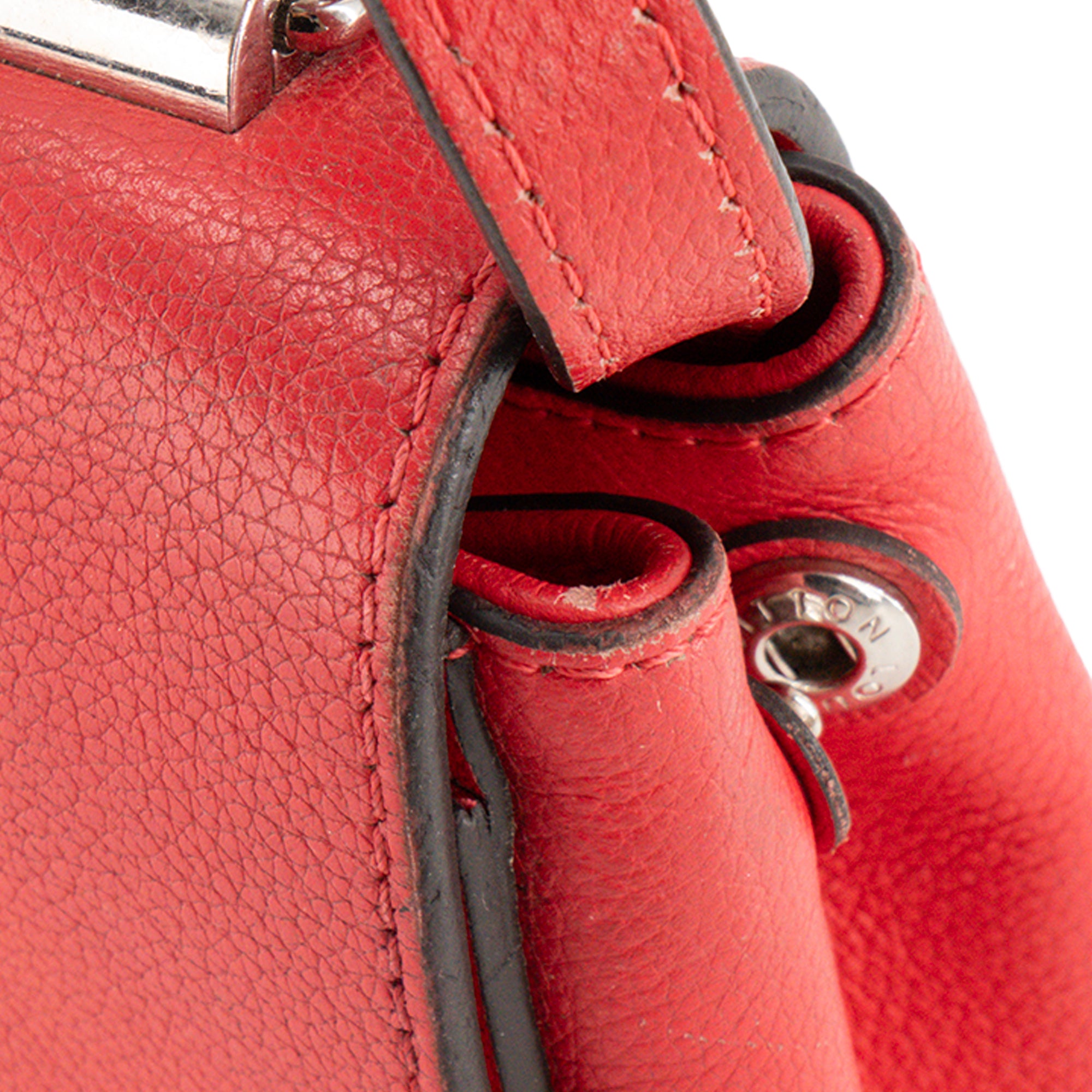 LOUIS VUITTON - Sac à bandoulière Lockme II BB Louis Vuitton en cuir grainé rouge