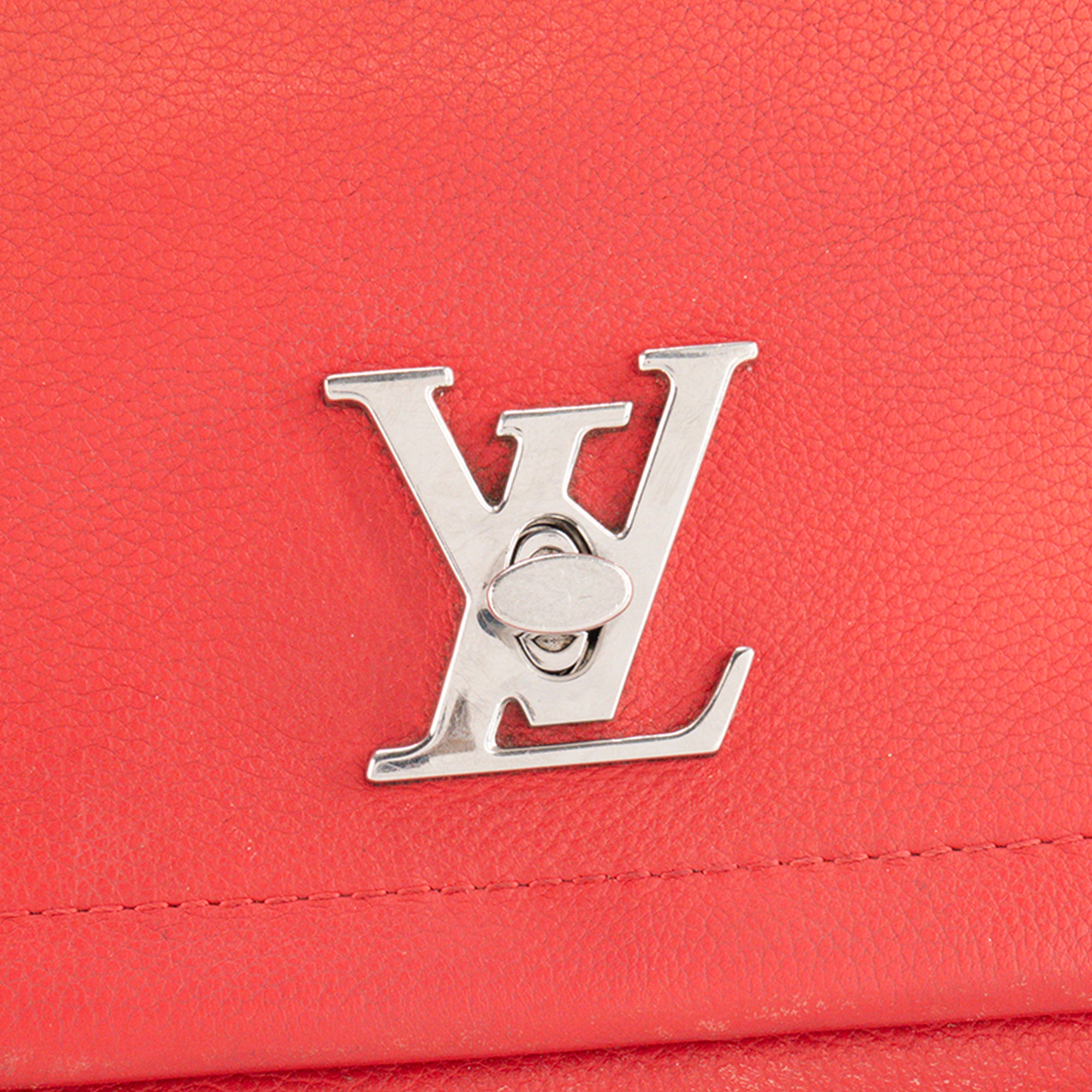 LOUIS VUITTON - Sac à bandoulière Lockme II BB Louis Vuitton en cuir grainé rouge