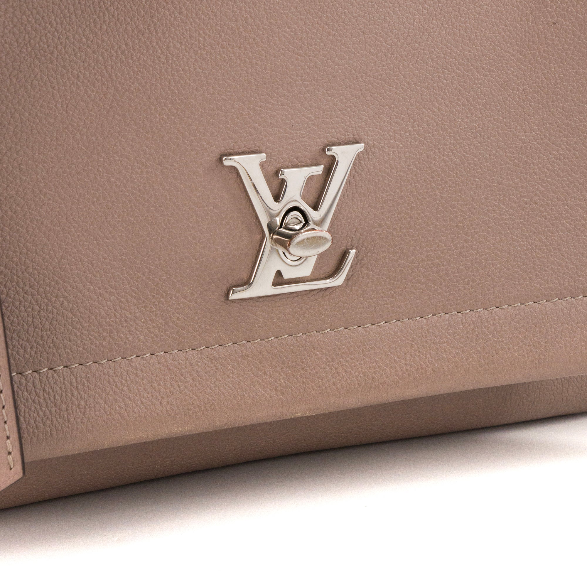 LOUIS VUITTON - Sac à bandoulière Lockme II Louis Vuitton en cuir grainé taupe