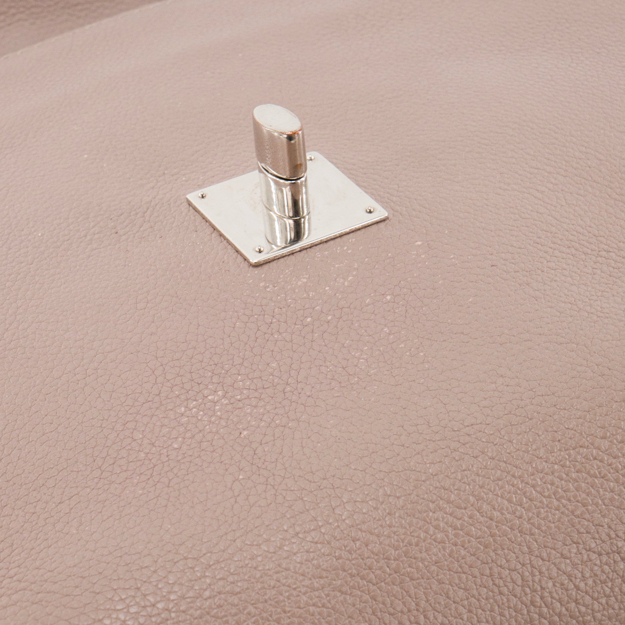 LOUIS VUITTON - Sac à bandoulière Lockme II Louis Vuitton en cuir grainé taupe