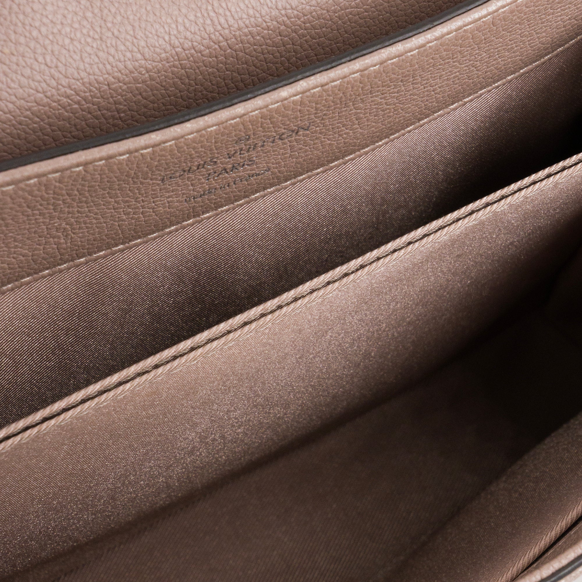 LOUIS VUITTON - Sac à bandoulière Lockme II Louis Vuitton en cuir grainé taupe