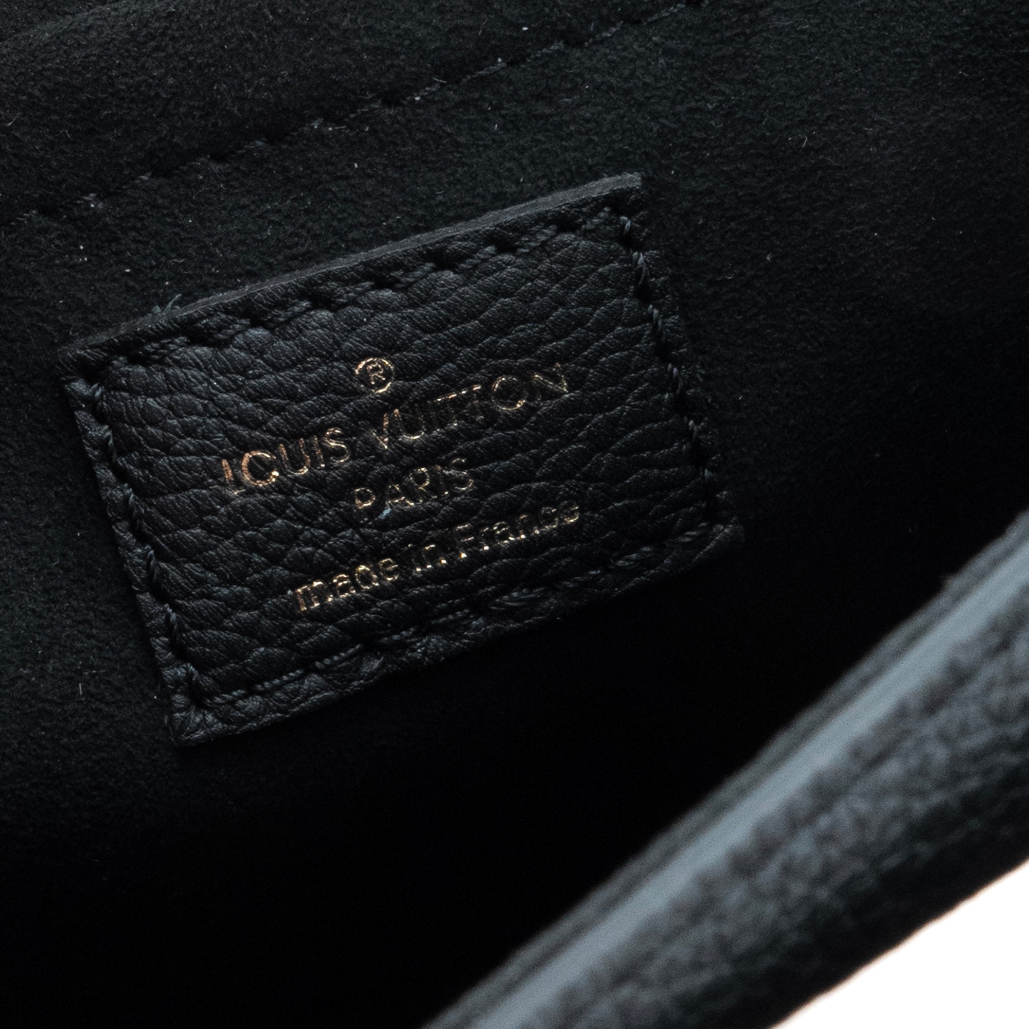 LOUIS VUITTON - Sac à bandoulière Lockme Tender Louis Vuitton en cuir grainé noir