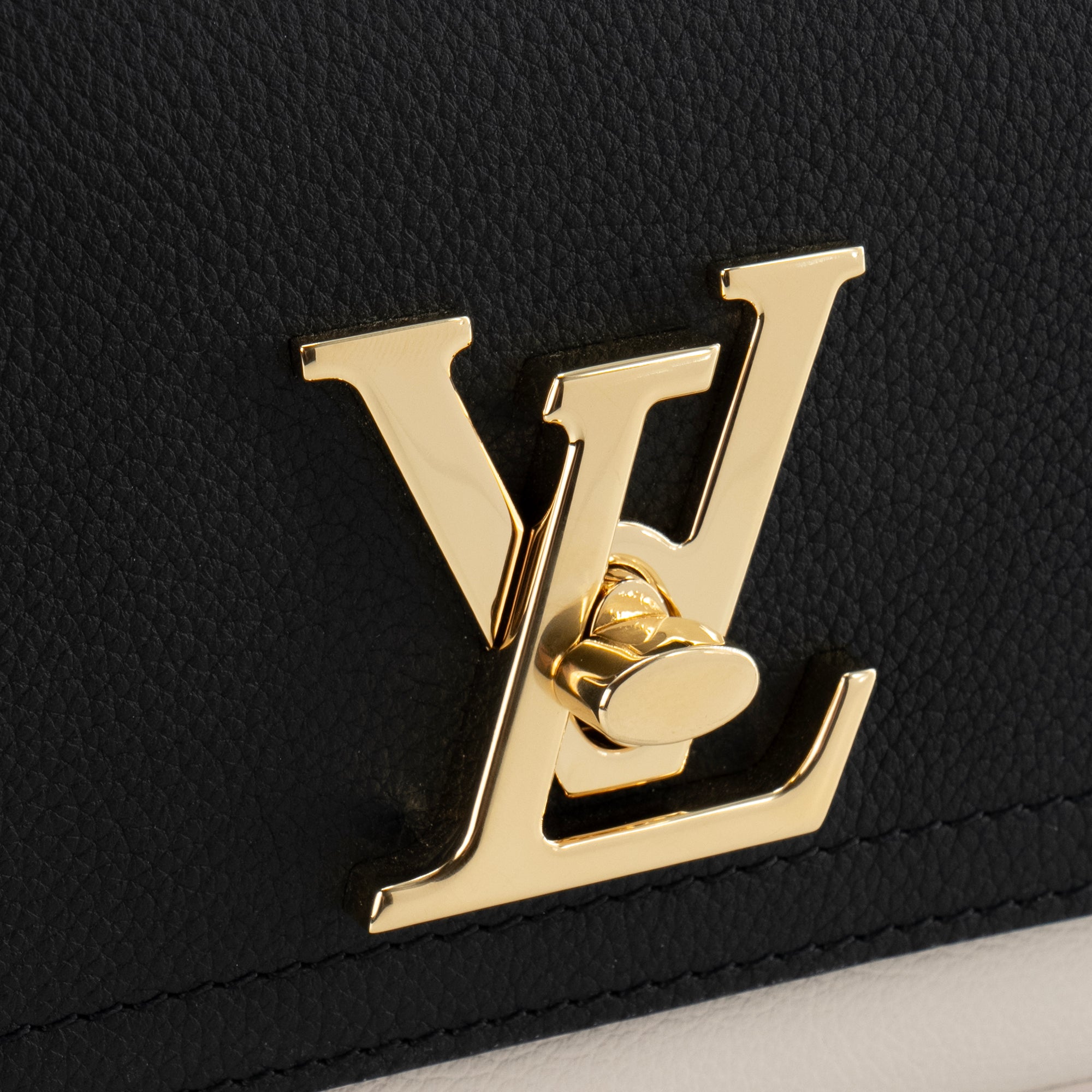 LOUIS VUITTON - Sac à bandoulière Lockme Tender Louis Vuitton en cuir grainé noir