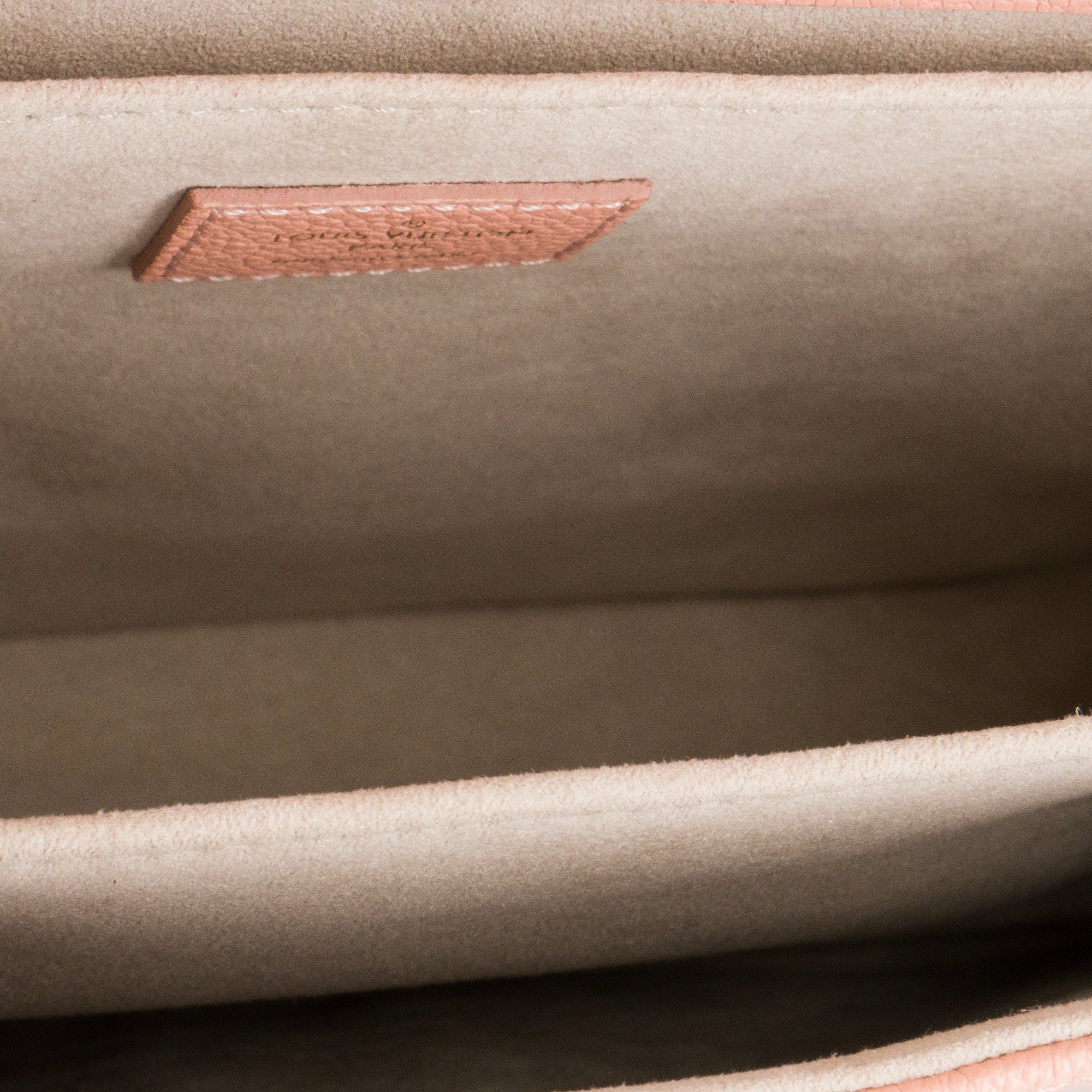 LOUIS VUITTON - Sac à bandoulière Métis Louis Vuitton en cuir embossé monogrammé rose