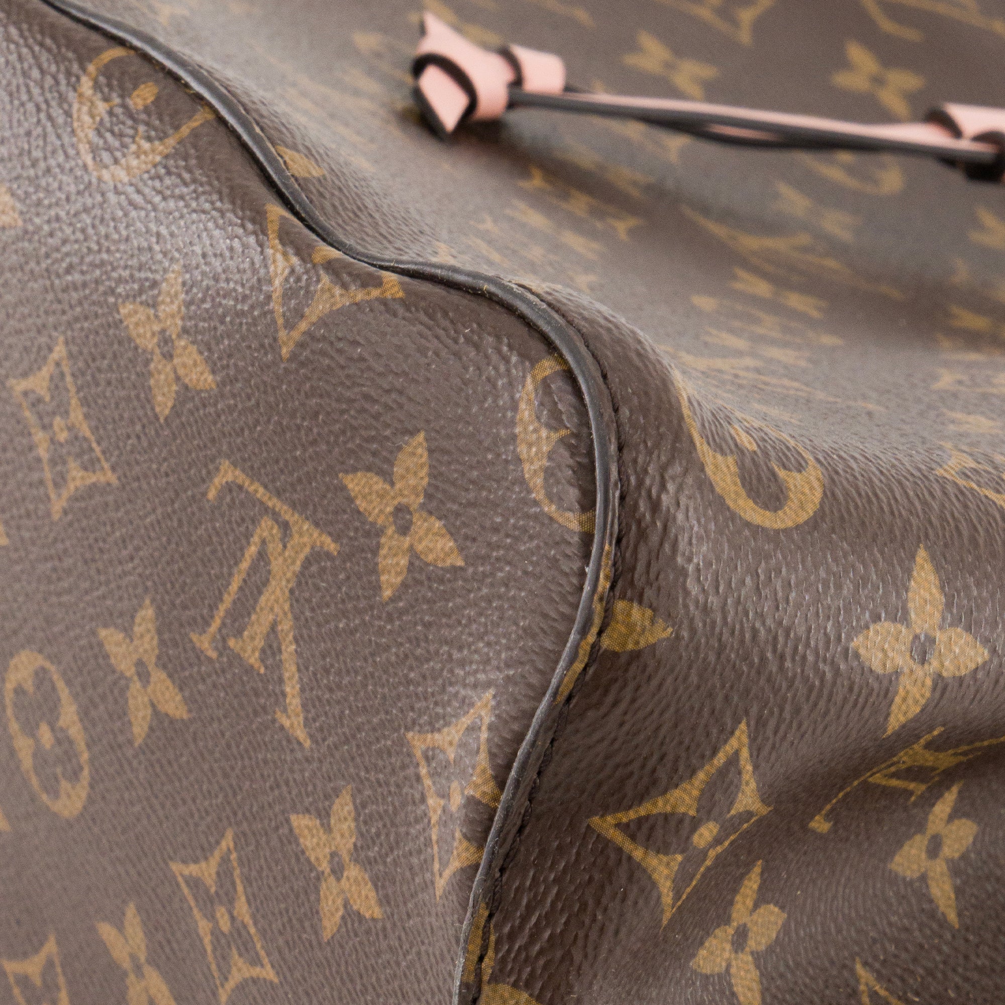 LOUIS VUITTON - Sac à bandoulière Néo Noé Louis Vuitton en toile enduite monogrammée marron et rose