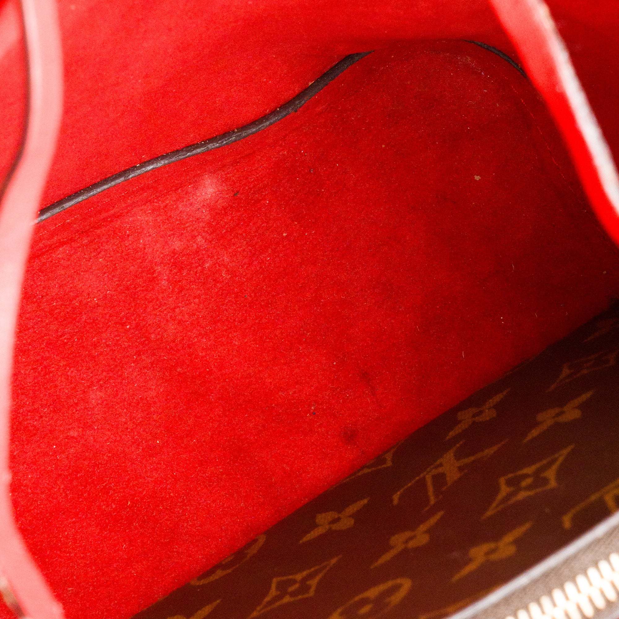LOUIS VUITTON - Sac à bandoulière NeoNoe Louis Vuitton en toile enduite monogrammée et cuir rouge