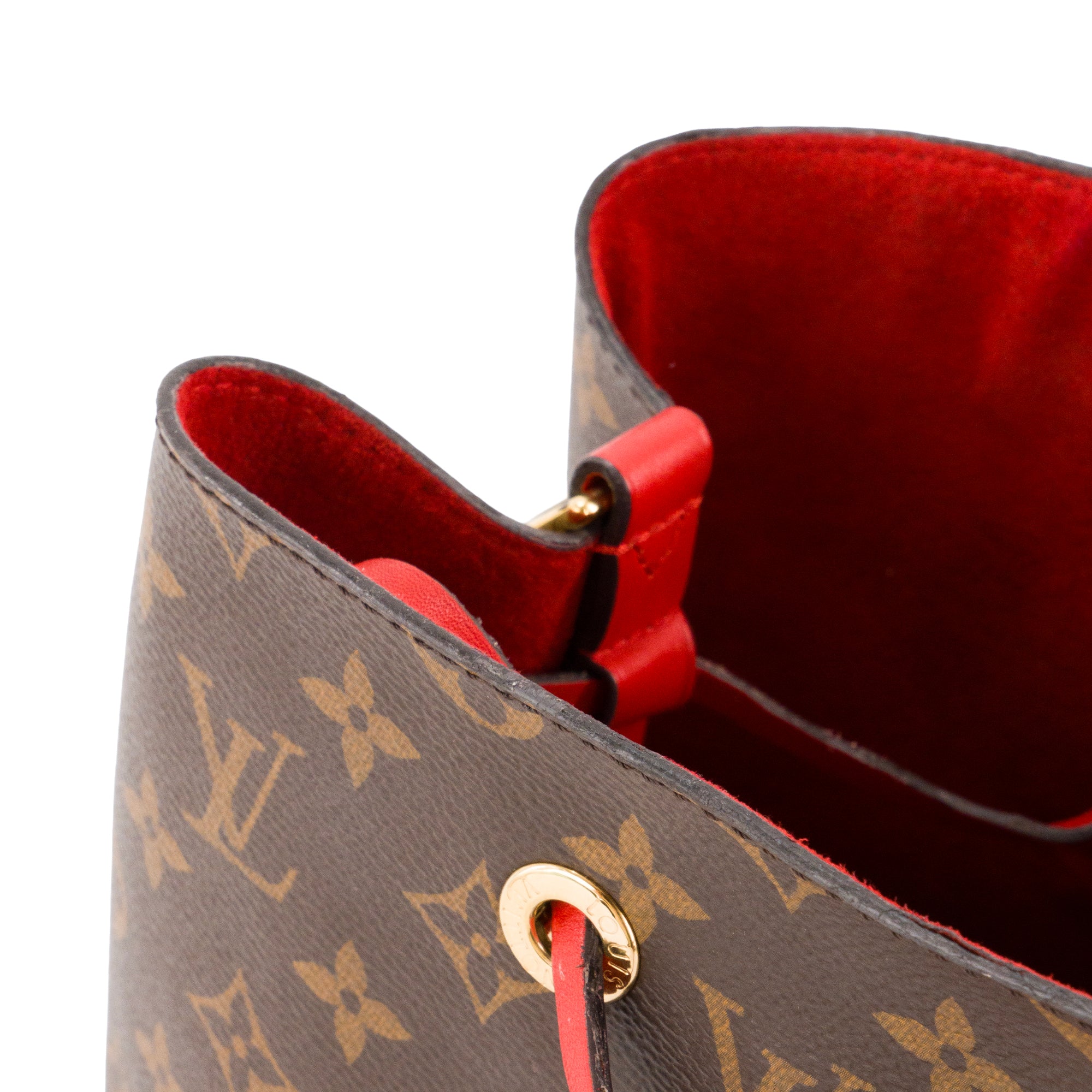 LOUIS VUITTON - Sac à bandoulière NeoNoe Louis Vuitton en toile enduite monogrammée et cuir rouge