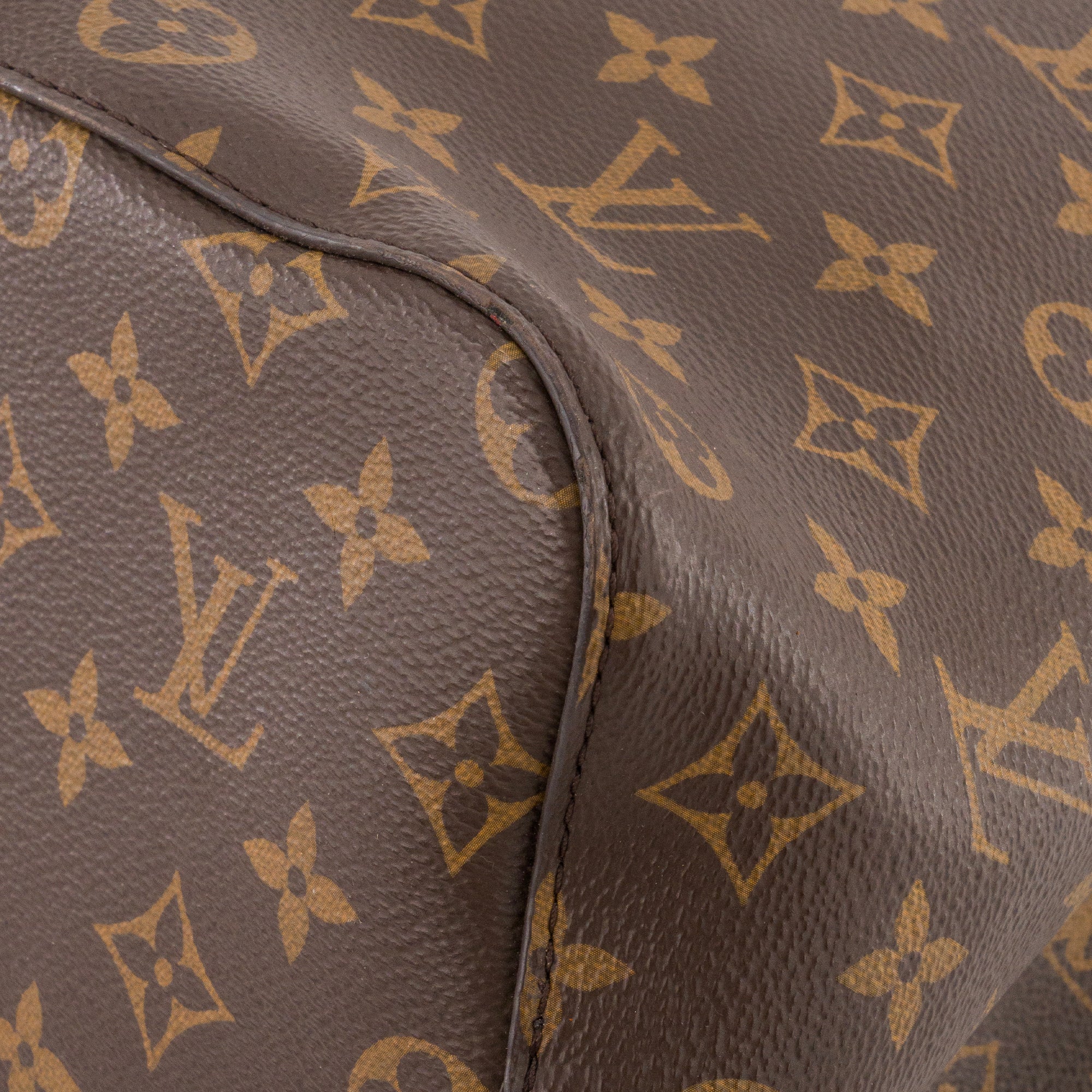 LOUIS VUITTON - Sac à bandoulière NeoNoe Louis Vuitton en toile enduite monogrammée et cuir rouge