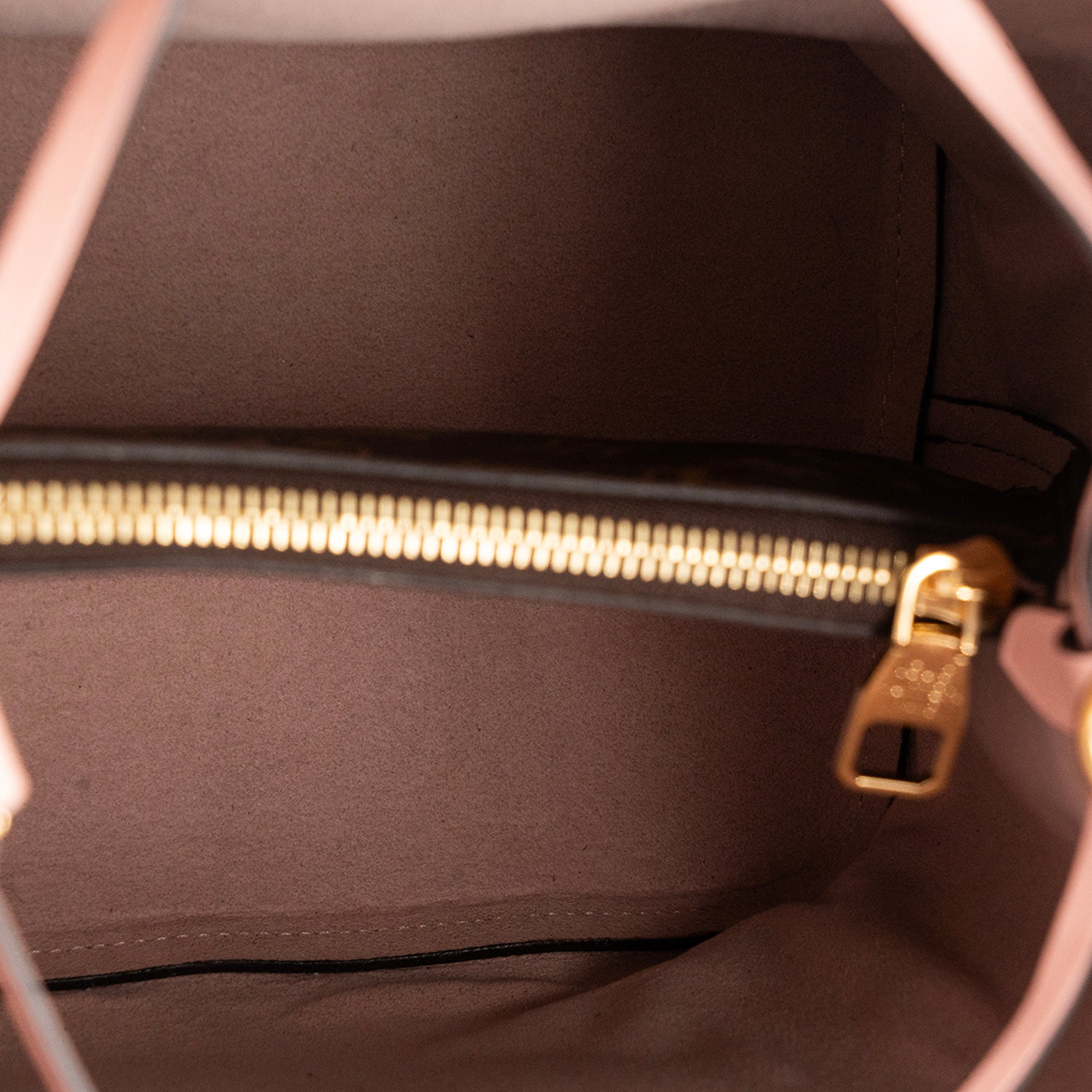 LOUIS VUITTON - Sac à bandoulière NeoNoe Louis Vuitton en toile enduite monogrammée et cuir rose