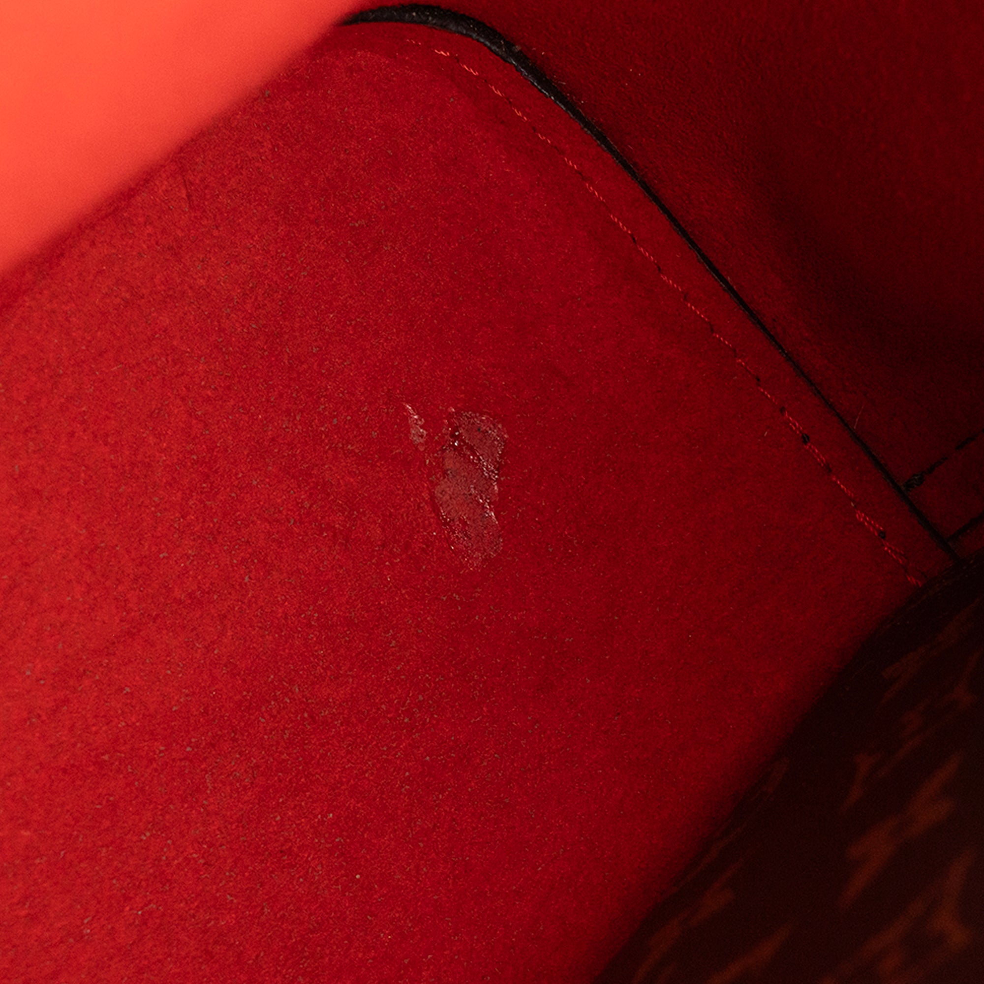 LOUIS VUITTON - Sac à bandoulière NéoNoé Louis Vuitton en toile enduite monogrammée marron et rouge