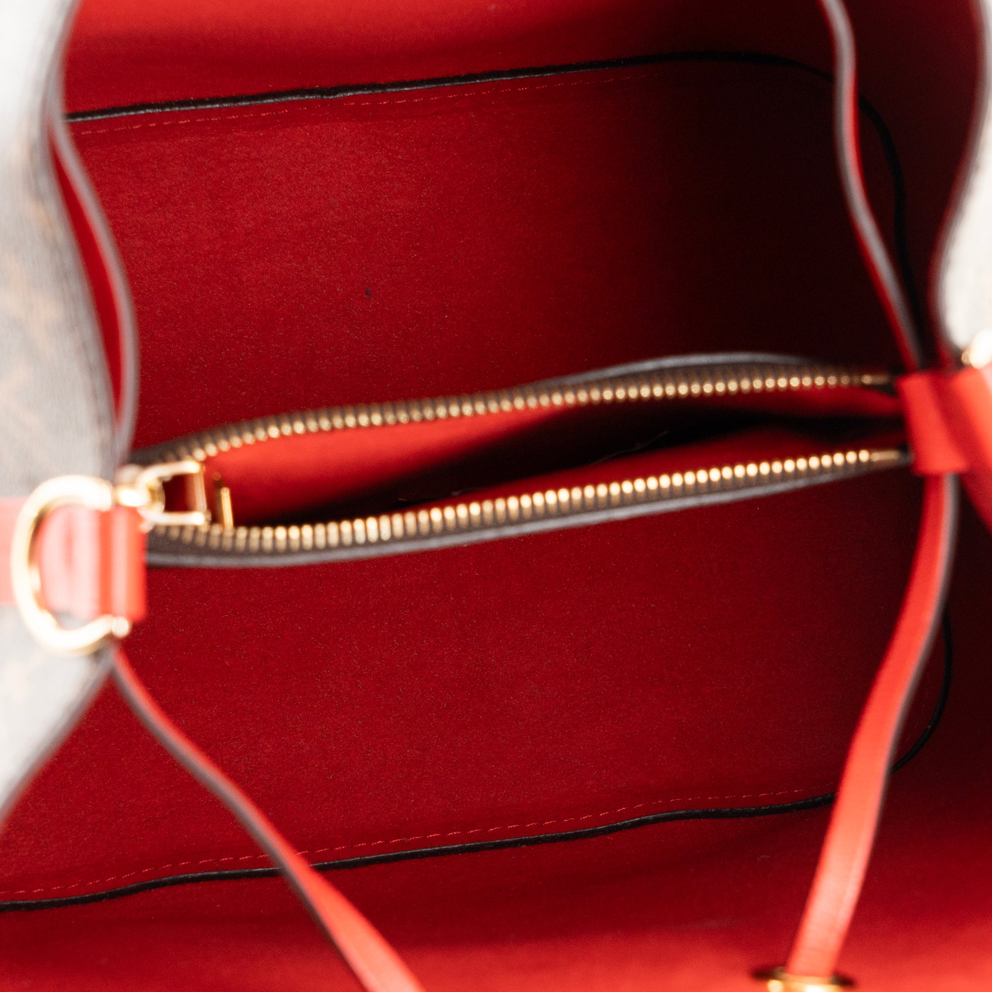 LOUIS VUITTON - Sac à bandoulière NéoNoé Louis Vuitton en toile enduite monogrammée marron et rouge