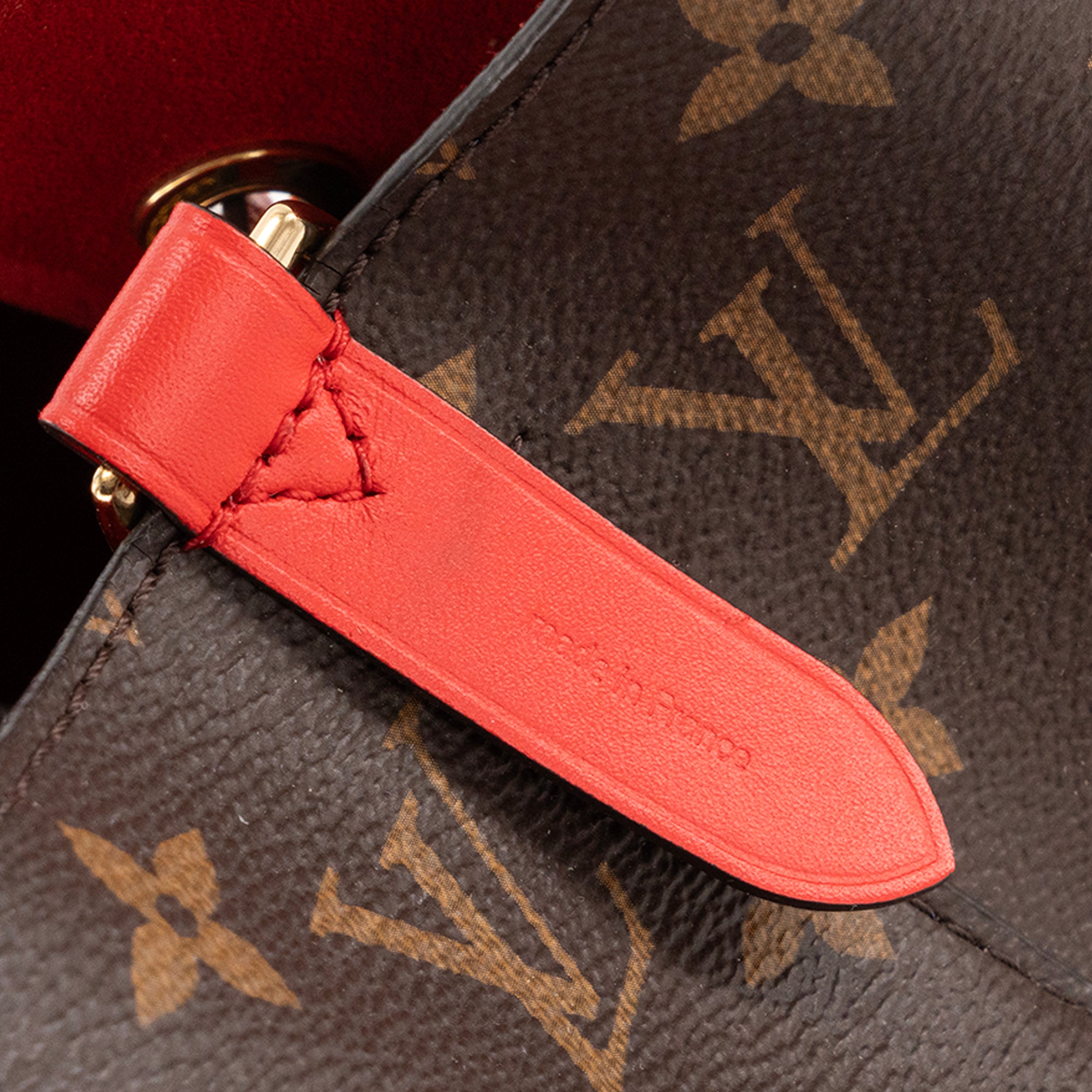 LOUIS VUITTON - Sac à bandoulière NeoNoe Louis Vuitton en toile enduite monogrammée et cuir rouge